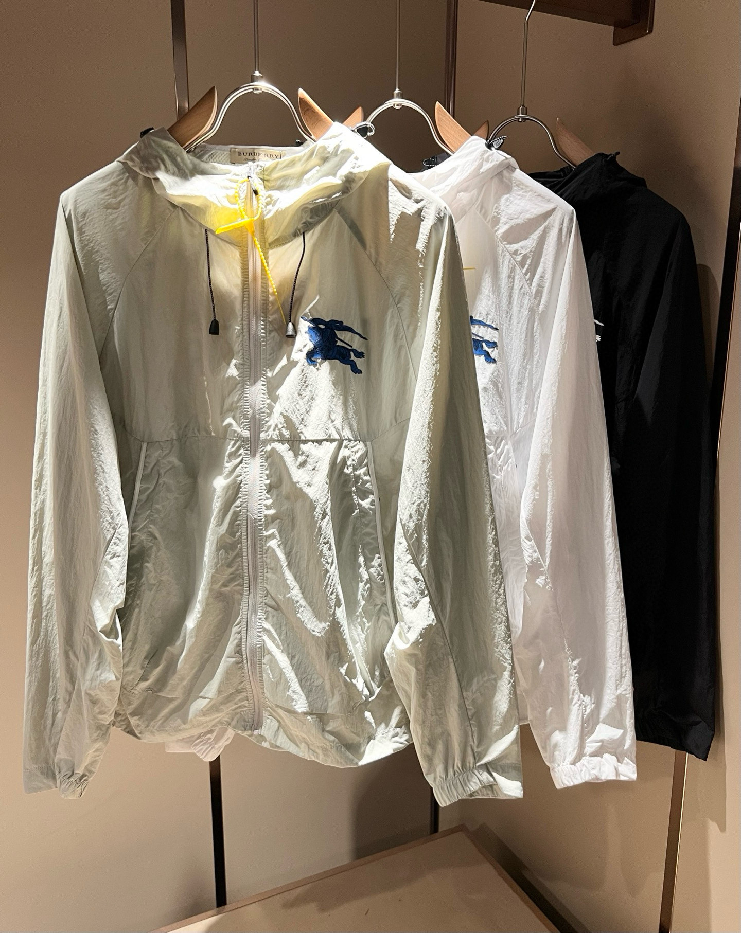 NO:507164,BURBER*Y Ba*li's new spring and summer sunscreen jacket is coming, and it is made of a popular environmentally friendly polyester fiber memory fabric recently. It is a high-end outdoor sports and leisure series, which is very popular in sports!  The latest special material developed by BUR, memory fabric, is also called memory cloth, which refers to fabrics with morphological memory functions, with front and back logo pattern glue design!  Selling all versions on the market in seconds is not a level at all. Whether it is material, detail restoration and craftsmanship, you are not afraid of any challenges. Just to contribute wonderful products to everyone as always and consistently. A style that implements the core concept of BUR tightly ties the plaid and fashion, always maintains perfection, a simple but not simple design style perfectly meets the outfit you need in daily life. Size: L-5XL, burberry, jackets & coats, jackets & coats, alexander wang19860909BURBER*Y巴*莉春夏新品防晒衣夹克外套重磅来袭,最近比较火热的环保聚酯纤维记忆面料制作而成,高端户外运动休闲系列,非常火热运动风潮！BUR最新研发的特殊材质,记忆面料也叫记忆布,是指具有形态记忆功能的面料,前后logo图案压胶设计！秒杀市面上一切版本,只能说根本就不是一个级别的存在,不管是材质还是细节还原度以及工艺制作方面,不惧任何挑战,只为给大家奉献绝妙产物一如既往,始终如一,贯彻了BUR核心理念的一个款式将格纹与时尚紧紧的捆绑在一起,时刻保持完美,简约而不简单的的设计风格,完美的满足了你日常所需要的穿搭.尺码:L-5XL,,burberry,jackets & coats,jackets & coats,alexander wang,Men's clothing