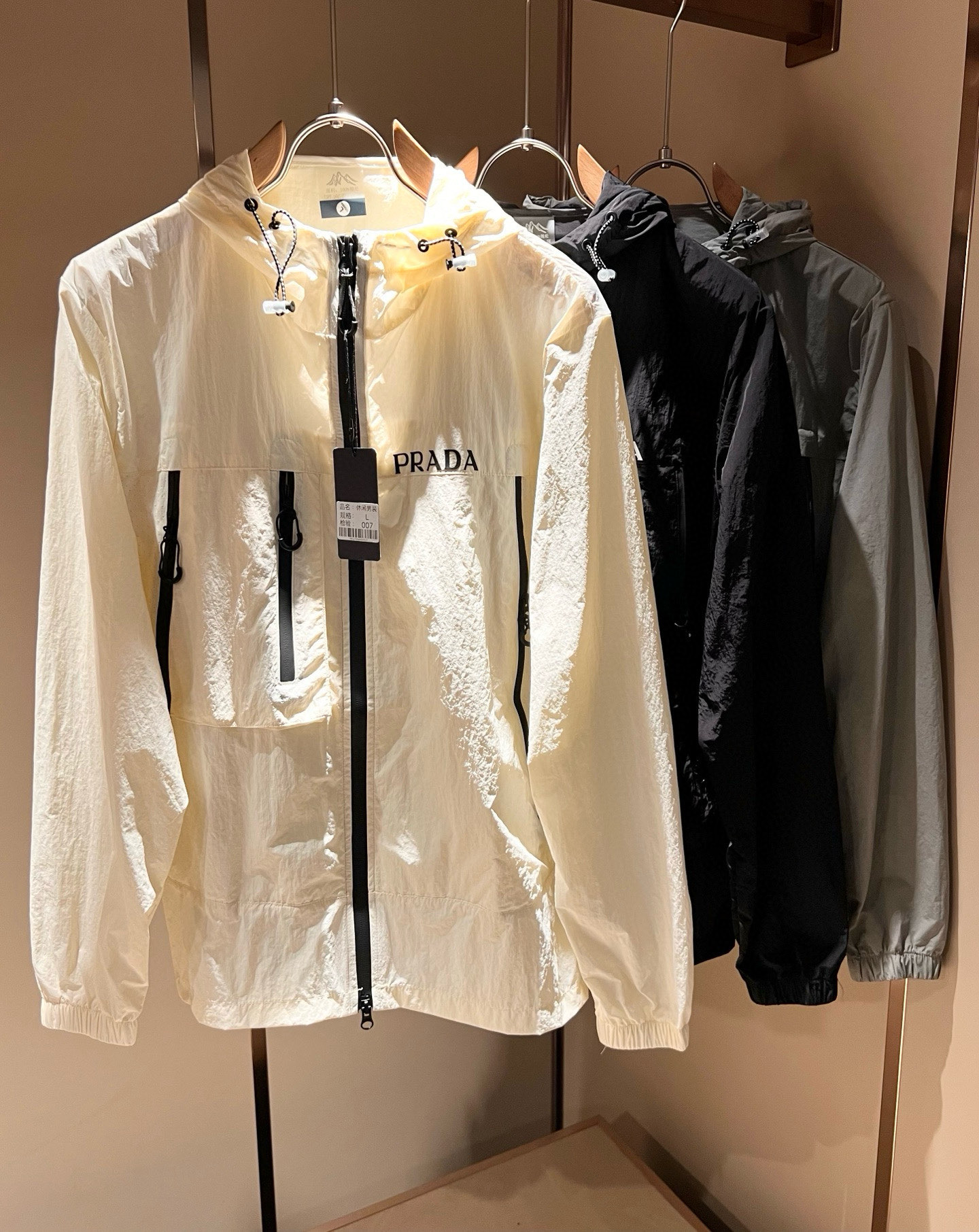 NO:507159,PRAD*A PRAD*Da spring and summer casual sun protection jacket, the latest fashionable casual zipper jacket, fashionable jacket! Trading company channels are rare and it is released on the official website. The most anticipated high-quality products that the male gods are most eagerly await, making you feel what it means to be truly high and luxurious! This jacket is made of light and thin technical fabrics specially customized by P home. The surface is neat and smooth and shiny, and the texture is obvious through the screen. The upper body is comfortable, light and not stuffy. Sun protection and wind protection give you the most enjoyable wearing experience!  Exquisite logo pattern glue pressing design!  Perfectly enhance the overall sense of luxury and class, and you can get a high-end luxury atmosphere at a glance! Basic regular jacket style cut, versatile and simple upper body, not picky, easy to deal with various occasions and environments, is undoubtedly a must-have item for daily commuting! Size M~4XL, prada, jackets & coats, jackets & coats, alexander wang19860909PRAD*A普*达春夏休闲防晒衣夹克外套,最新时尚休闲拉链夹克,时尚夹克外套!贸易公司渠道稀出,同步官网发售,男神最为期待的精品狠货重磅来袭,让你感受到什么叫真正的高奢有内涵!此款夹克外套选用了P家专业定制的轻薄科技面料制成,表面整洁光滑且富有光泽,质感透过屏幕都显而易 见,上身舒适轻盈不闷热, 防晒防风给你最为享受的穿着体验！精致logo图案压胶设计！完美提升了整体的奢华档次感,一眼就能Get到的高端奢华气息!基础常规的夹克版型裁剪,上身百搭简约不挑人,轻松应对各种场合与环境,属于日常通勤必备的臻品无疑!尺码M～4XL,,prada,jackets & coats,jackets & coats,alexander wang,Men's clothing