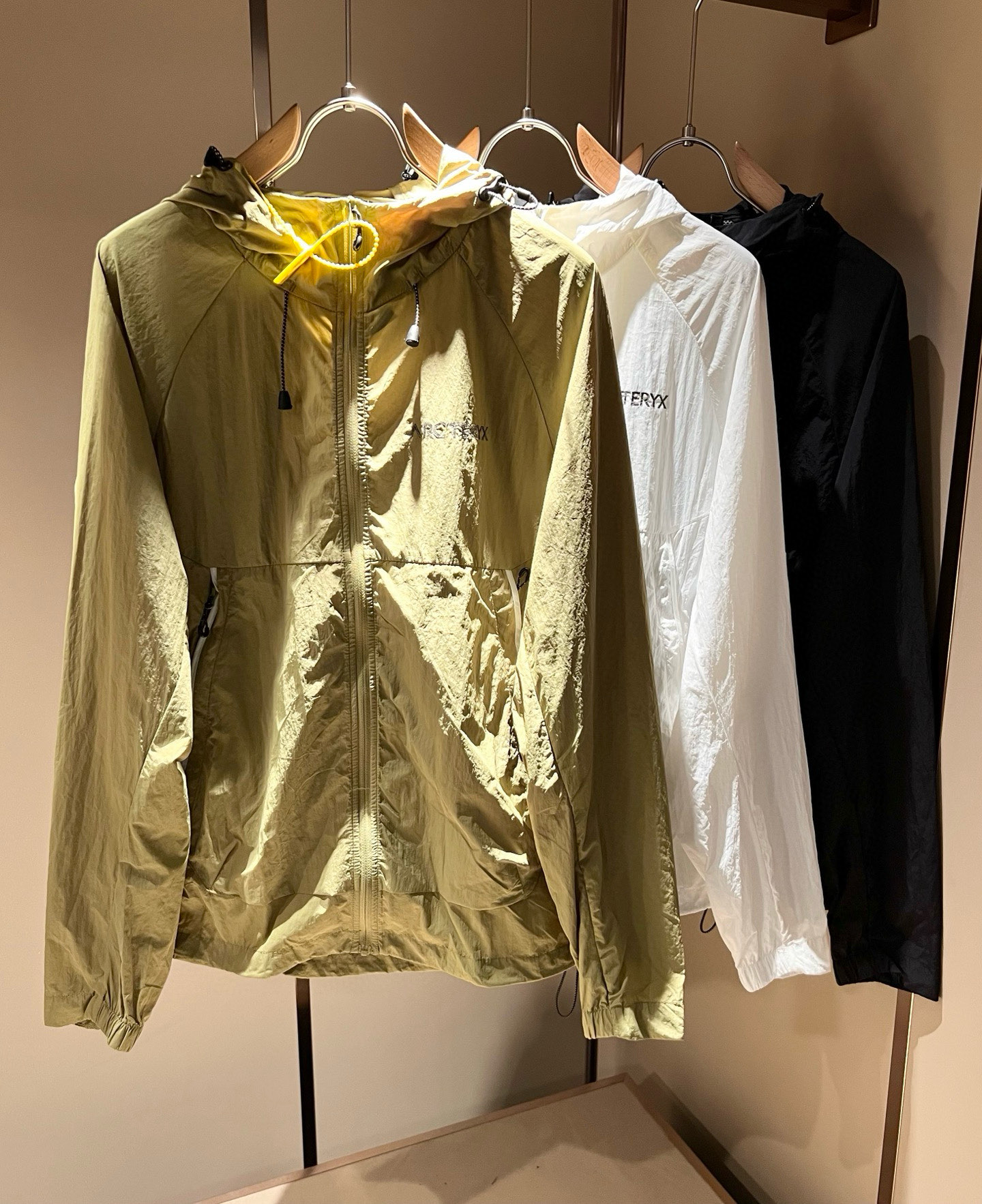 NO:507149,ARCTER*X Original Archaeological Bird, a new spring and summer style for men and women, sunscreen jackets, outdoor brands may be the first thing that comes to mind is Canadian goose and Archaeological Bird. It gives people a feeling of trying out the label!  In addition to being quite accomplished in style design, the most obvious or most expert should be to have deeper and unique insights and attainments in fabrics. Through continuous structural research and problem-solving, and characterized by unique research on fabrics, these alone are enough to support it to become the first new logo brand image in the clothing manufacturing industry. This model is made of quick-drying fabric!  Through precision, the hand feels smooth and soft, and both has natural beauty and comfort. The large body style is cut cleanly and cleanly, and the fabric shows a different hazy structural beauty. It is made of exclusive mold customization. The fabric and its technology test the workers, can be smooth and smooth without wrinkles!  Chest logo pattern glue-press design!  It really tests the handmade work of every master!  It makes the overall clean and neat, without leaving any thread. Now the neutrality that pursues life is more refined in life!  Size L-5XL, arc'teryx,jackets & coats,jackets & coats,alexander wang19860909ARCTER*X始*祖鸟 春夏新款男女同款防晒衣夹克外套,户外品牌可能大家第一想到的就是加拿大鹅、始祖鸟.给人一种标签试的感觉！除了在款式设计上颇有造诣之外,最明显或者说最为拿手的,应该就是在面料上的拥有更深独特见解跟造诣了.通过不断地结构研究和问题处理,在以面料独特研究为特征,仅凭这些就已经足以支撑其成为服装制造行业中,首屈可数的新标志品牌形象.此款采用速干面料材质！通过精工手感细滑柔软,同时兼具自然美感跟舒适度.大身上版型裁剪简洁干净,面料上显现出了不一样朦胧的结构性美感来.独家开模定制而成,面料及其考验工人的技术,能做到平整服帖又不起皱！胸前logo图案压胶设计！真的是很考验每位师傅的手工制作！使得整体干净利索,不留一丝线头.现在对于生活有所追求的中性也在生活中更为精致！尺码L-5XL,arc'teryx,jackets & coats,jackets & coats,alexander wang,Men's clothing