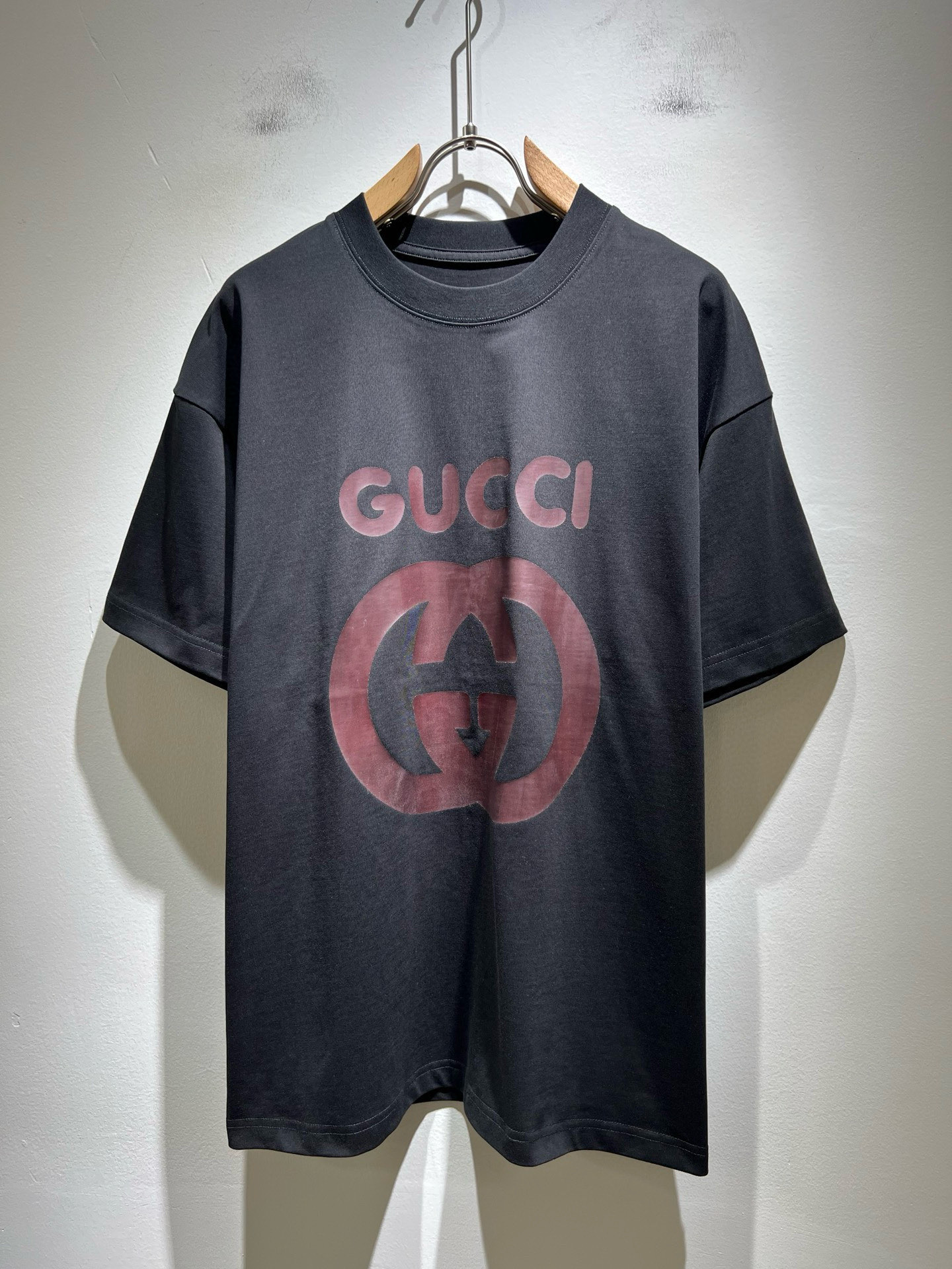 NO:507135,Gucc* Gujia Spring and summer new style for men and women and couples casual loose cotton round neck short-sleeved T-shirt!  Trading companies have sparse channels and are released on the official website at the same time!  The latest spring and summer series, classic fashion design elements, injecting full vitality into the new series. This T-shirt is carefully selected for imported cotton fabrics. The fabric feels skin-friendly and soft and delicate, and the body logo print design!  It has an extremely comfortable and breathable wearing experience. The whole item is very eye-catching and fashionable, and is deeply loved by young people today!  The loose round neck cut is a neutral style regardless of age and gender, suitable for matching all the styles and looks you need in your daily life!  It is recommended to wear couple outfits to go out on the street to make it more pleasing to the eye!  Size M-3XL, gucci, gucci, T-shirt, tees, t-shirt, alexander wang19860909Gucc*古家 春夏新款男女同情侣款休闲宽松棉质圆领短袖T恤衫！贸易公司渠道稀出,同步官网发售 ！ 春夏最新系列,经典时尚设计元素,为全新系列注入满满活力,这款T恤衫用心甄选客供进口棉面料制成,面料手感亲肤柔软细腻,衣身logo印花设计！拥有着无比舒适透气性的穿着体验,整件单品极具吸睛度与时尚感,深受当下年轻人的喜爱！基础宽松的圆领版型裁剪,不分年龄与性别的中性款式,适合搭配你日常所需的所有风格与造型！建议搭配情侣装出街会更为养眼出色！尺码M-3XL,,gucci,gucci,T-shirt,tees，t-shirt,alexander wang,Men's clothing