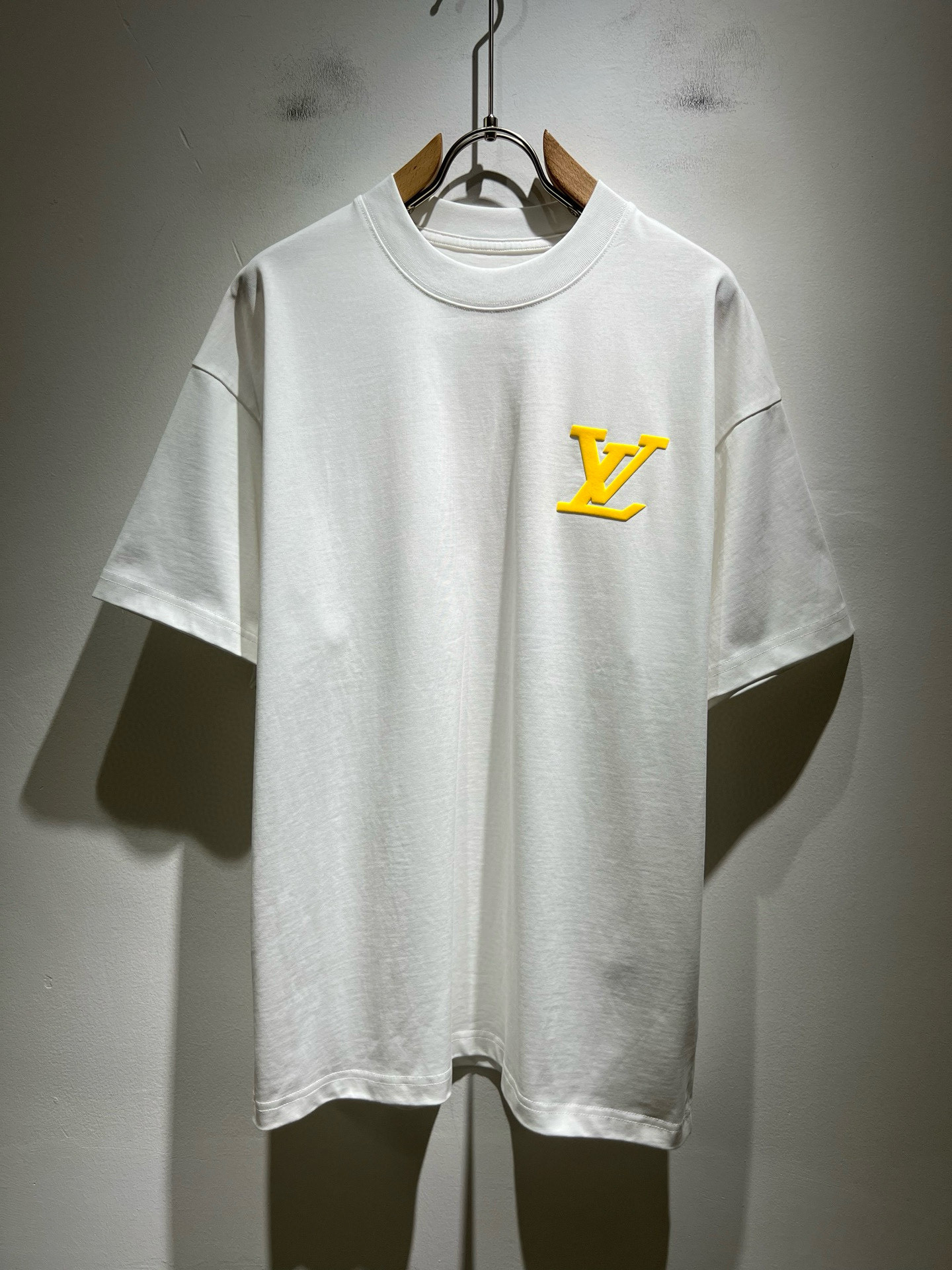 NO:507155,LouisVuitt*Louis*Deng The new spring and summer series of items are launched, a very fashionable and avant-garde short-sleeved T-shirt for men and women, with logo logo pattern glue-touching!  Different from the past, it declares the design concept that has been passed down for many years in the brand!  Its eye-catchingness is no less than any classic style, perfectly presenting the fashionable, high-end and luxurious feeling in front of the world!  Made of imported 280 grams of cotton, selected high-quality pure cotton fabrics, soft and soft to the touch, the real thing is definitely beyond your imagination, close to the body and breathable, even if you sweat profusely, you will not feel greasy or stuffy, and will bring sweating and moisture absorption to the extreme!  Size M-3XL, louis vuitton,louis vuitton,t-shirt,tees,t-shirt,alexander wang19860909LouisVuitt*路易*登 春夏全新系列单品上线,非常时髦前卫的一款男女同款短袖T恤,标识logo图案压胶修饰！区别于以往的不同,宣示品牌传承多年的设计理念！其吸睛度完全不亚于任何经典款式,将时髦高级感与奢华感完美呈现在世人眼前！客供进口280克全棉材质制成,精选优质纯棉面料,触感软糯亲肤细腻,实物到手绝对超乎你的想象,贴身无比舒适透气,即便是汗流浃背也不会有腻身及闷热感可言,将排汗吸湿性发挥到了极致！尺码M-3XL,,louis vuitton,louis vuitton,T-shirt,tees，t-shirt,alexander wang,Men's clothing