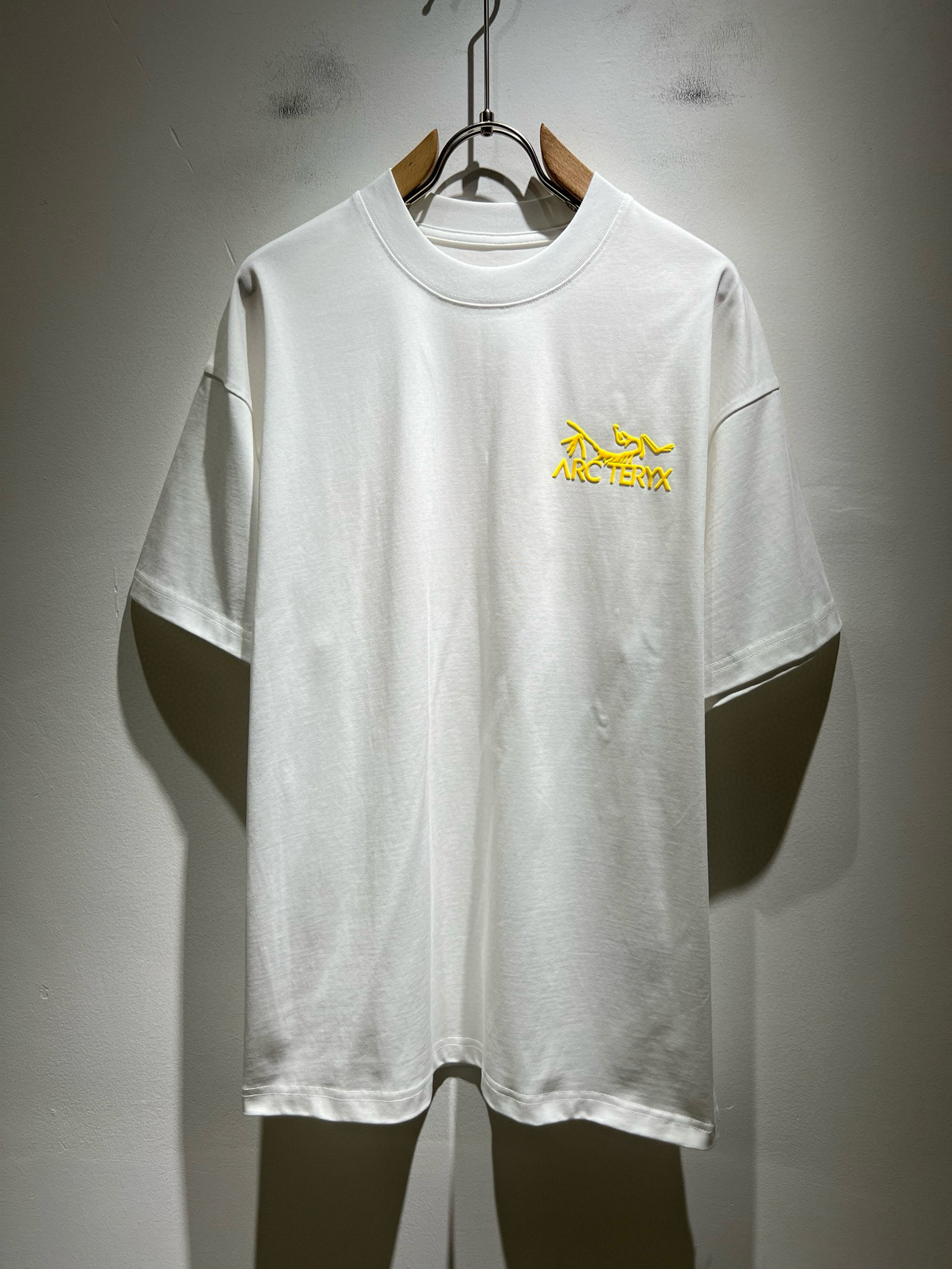 NO:507165,ARCTER*X Original Archaeological Bird, the new spring and summer style short-sleeved T-shirt outdoor brands for men and women, may the first thing that comes to mind is Canadian goose and Archaeological Bird. It gives people a feeling of trying out the label!  In addition to being quite accomplished in style design, the most obvious or most expert should be to have deeper and unique insights and attainments in fabrics. Through continuous structural research and problem-solving, and characterized by unique research on fabrics, these alone are enough to support it to become the first new logo brand image in the clothing manufacturing industry. This model uses air cotton material!  The fabric after the seiko blending feels smooth and soft, and it has both natural beauty and comfort. The large body style is cut cleanly and cleanly, and the fabric shows a different hazy structural beauty. It is made of exclusive mold customization. The fabric and its technology test the workers, can be smooth and smooth without wrinkles!  Logo logo pattern printing craft design!  It really tests the handmade work of every master!  It makes the whole clean and neat, without leaving any thread. Now men who pursue life are more refined in life!  Size M-3XL, arc'teryx, T-shirt,tees, t-shirt,alexander wang19860909ARCTER*X始*祖鸟 春夏新款男女同款短袖T恤户外品牌可能大家第一想到的就是加拿大鹅、始祖鸟.给人一种标签试的感觉！除了在款式设计上颇有造诣之外,最明显或者说最为拿手的,应该就是在面料上的拥有更深独特见解跟造诣了.通过不断地结构研究和问题处理,在以面料独特研究为特征,仅凭这些就已经足以支撑其成为服装制造行业中,首屈可数的新标志品牌形象.此款采用的空气棉材质！通过精工混纺之后的面料,手感细滑柔软,同时兼具自然美感跟舒适度.大身上版型裁剪简洁干净,面料上显现出了不一样朦胧的结构性美感来.独家开模定制而成,面料及其考验工人的技术,能做到平整服帖又不起皱！标志logo图案印花工艺设计！真的是很考验每位师傅的手工制作！使得整体干净利索,不留一丝线头.现在对于生活有所追求的男性也在生活中更为精致！尺码M-3XL,arc'teryx,T-shirt,tees，t-shirt,alexander wang,Men's clothing