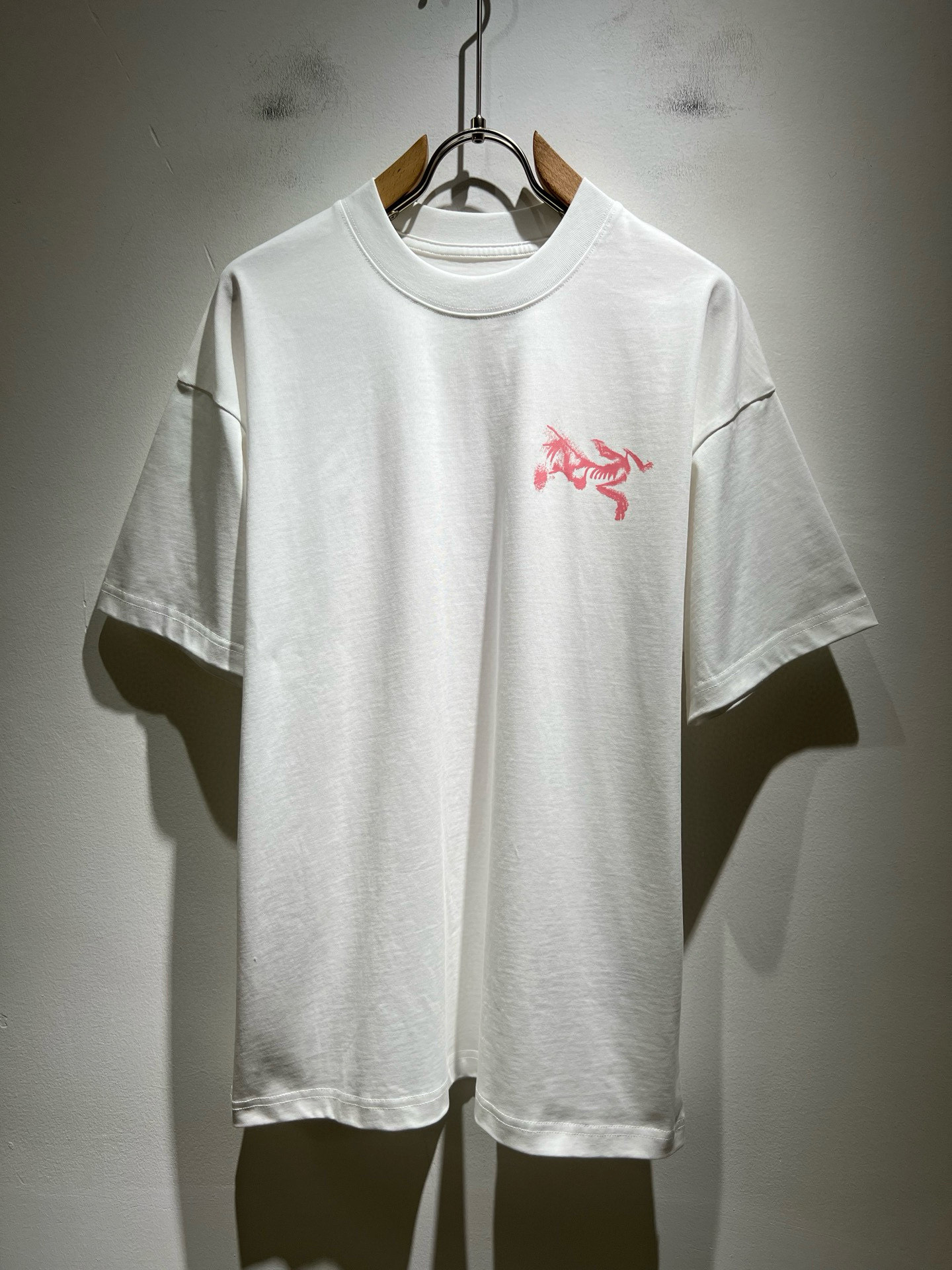 NO:507175,ARCTER*X Original Archaeological Bird, the new spring and summer style short-sleeved T-shirt outdoor brands for men and women, may the first thing that comes to mind is Canadian goose and Archaeological Bird. It gives people a feeling of trying out the label!  In addition to being quite accomplished in style design, the most obvious or most expert should be to have deeper and unique insights and attainments in fabrics. Through continuous structural research and problem-solving, and characterized by unique research on fabrics, these alone are enough to support it to become the first new logo brand image in the clothing manufacturing industry. This model uses air cotton material!  The fabric after the seiko blending feels smooth and soft, and it has both natural beauty and comfort. The large body style is cut cleanly and cleanly, and the fabric shows a different hazy structural beauty. It is made of exclusive mold customization. The fabric and its technology test the workers, can be smooth and smooth without wrinkles!  Logo logo pattern printing craft design!  It really tests the handmade work of every master!  It makes the whole clean and neat, without leaving any thread. Now men who pursue life are more refined in life!  Size M-3XL, arc'teryx, T-shirt,tees, t-shirt,alexander wang19860909ARCTER*X始*祖鸟 春夏新款男女同款短袖T恤户外品牌可能大家第一想到的就是加拿大鹅、始祖鸟.给人一种标签试的感觉！除了在款式设计上颇有造诣之外,最明显或者说最为拿手的,应该就是在面料上的拥有更深独特见解跟造诣了.通过不断地结构研究和问题处理,在以面料独特研究为特征,仅凭这些就已经足以支撑其成为服装制造行业中,首屈可数的新标志品牌形象.此款采用的空气棉材质！通过精工混纺之后的面料,手感细滑柔软,同时兼具自然美感跟舒适度.大身上版型裁剪简洁干净,面料上显现出了不一样朦胧的结构性美感来.独家开模定制而成,面料及其考验工人的技术,能做到平整服帖又不起皱！标志logo图案印花工艺设计！真的是很考验每位师傅的手工制作！使得整体干净利索,不留一丝线头.现在对于生活有所追求的男性也在生活中更为精致！尺码M-3XL,arc'teryx,T-shirt,tees，t-shirt,alexander wang,Men's clothing