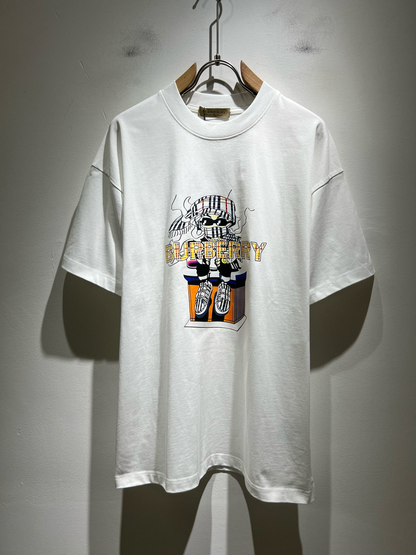 NO:509445,BURBER*Y Ba*li's new spring and summer 2025 short-sleeved T-shirt for men and women, is coming, and is made of a popular environmentally friendly pure cotton fabric recently. It is a high-end outdoor sports and leisure series, which is very popular in sports!  BUR's latest special material, logo pattern glue pressing design!  Fabric is also called memory cloth, which refers to fabrics with morphological memory functions. It instantly kills all versions on the market. It can only be said that it is not a level of existence at all. Whether it is material, detail restoration and craftsmanship, you are not afraid of any challenges. Just to contribute wonderful products to everyone. As always, it is consistent. A style that implements the core concept of BUR will be closely tied to fashion, always maintaining perfection, a simple but not simple design style perfectly meets the outfit you need in daily life. Size: M-3XL, burberry, T-shirt, tees, t-shirt, alexander wang19860909BURBER*Y巴*莉2025春夏新品男女同款短袖T恤,重磅来袭,最近比较火热的环保纯棉面料制作而成,高端户外运动休闲系列,非常火热运动风潮！BUR最新研发的特殊材质,标志logo图案压胶设计！面料也叫记忆布,是指具有形态记忆功能的面料,秒杀市面上一切版本,只能说根本就不是一个级别的存在,不管是材质还是细节还原度以及工艺制作方面,不惧任何挑战,只为给大家奉献绝妙产物一如既往,始终如一,贯彻了BUR核心理念的一个款式将与时尚紧紧的捆绑在一起,时刻保持完美,简约而不简单的的设计风格,完美的满足了你日常所需要的穿搭.尺码:M-3XL,,burberry,T-shirt,tees，t-shirt,alexander wang,Men's clothing