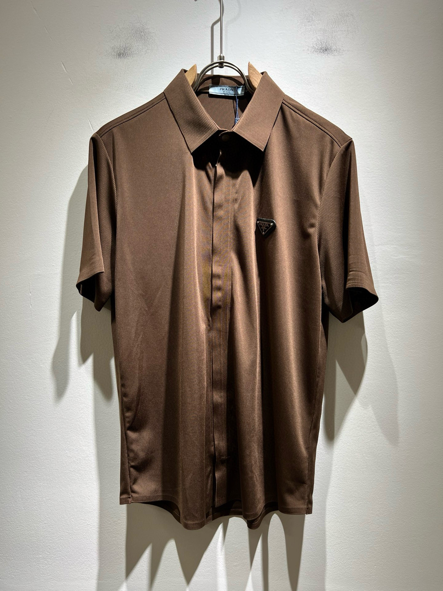 NO:507140,PRAD*A Pu*da spring and summer new casual shirt, the latest fashionable casual hardware logo pattern design!  Trading companies have sparse channels and are released on the official website at the same time. The most anticipated high-quality products are coming. High-end customized fabrics are soft, delicate, and traceless and elastic materials on all sides!  Let you feel what it means to be truly high-end and has a connotation! This model is made of P-based professionally customized elastic spandex fabric. The surface is neat and smooth and shiny. The texture is obvious through the screen. The exquisite and clear logo hardware details perfectly enhance the overall luxury and class, and you can get a high-end luxury atmosphere at a glance! Basic regular style cutting, the upper body is versatile and simple, and it is easy to deal with various occasions and environments. It is undoubtedly a must-have item for daily commuting! Size M~4XL, prada, alexander wang19860909PRAD*A普*达春夏新款休闲衬衣,最新时尚休闲五金logo图案设计！贸易公司渠道稀出,同步官网发售,男神最为期待的精品狠货重磅来袭,高端定制面料柔软细腻无痕四面弹力材质！让你感受到什么叫真正的高奢有内涵!此款选用了P家专业定制弹力氨纶面料制成,表面整洁光滑且富有光泽,质感透过屏幕都显而易 精致清晰的Logo五金细节,完美提升了整体的奢华档次感,一眼就能Get到的高端奢华气息!基础常规的版型裁剪,上身百搭简约不挑人,轻松应对各种场合与环境,属于日常通勤必备的臻品无疑!尺码M～4XL,,prada,alexander wang,Men's clothing