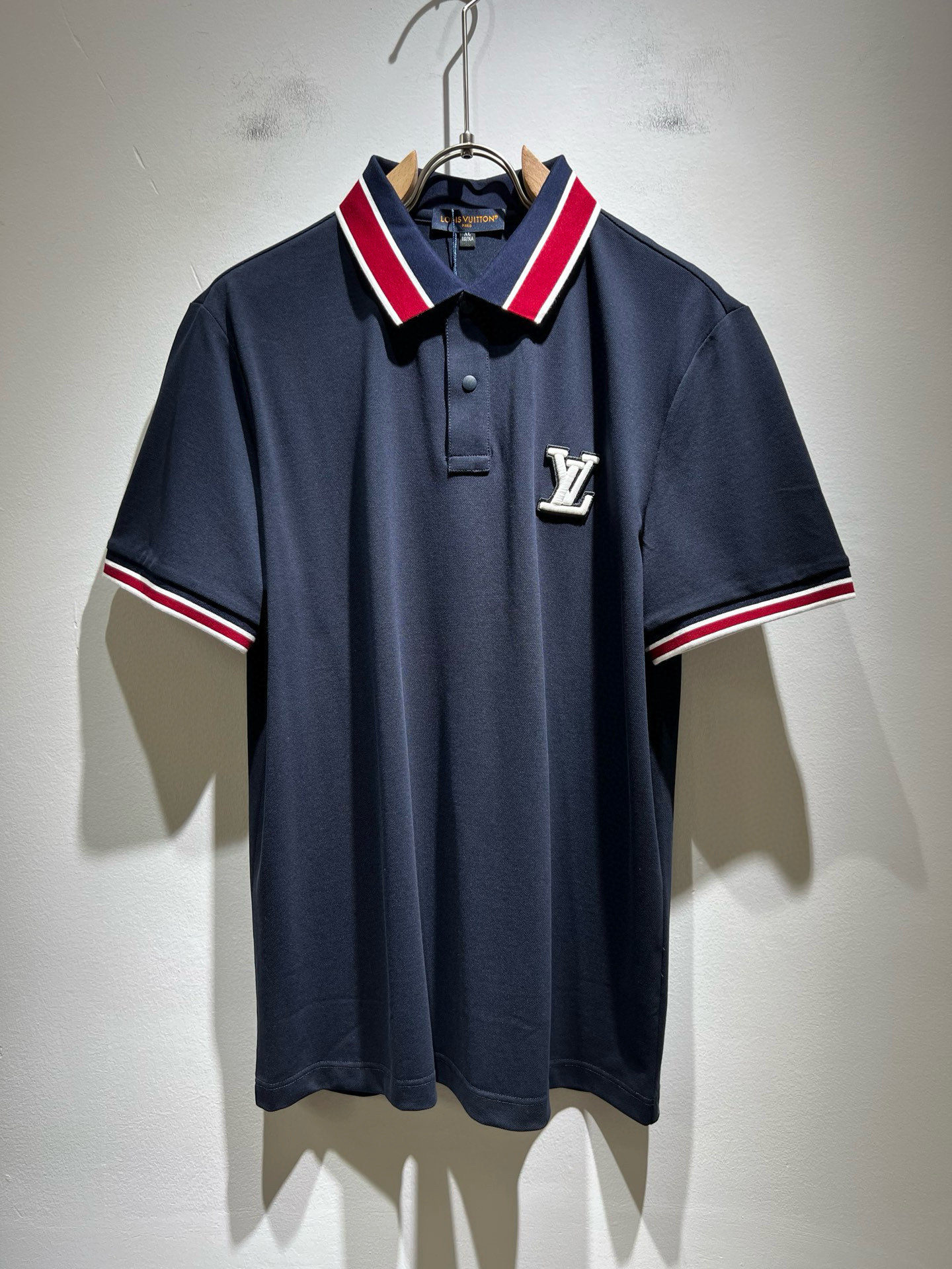 NO:507150,Louis Vuit*on Louis*den Spring and Summer New Short-sleeved Polo Shirt, the latest craftsmanship and fashion elements design concept!  Embroidery design of chest logo badge!  The styles are more diverse. The seemingly simple styles are actually more time-consuming to customize the original bead floor cotton fabric in fabrics and craftsmanship!  Classic Louis craftsmanship requirements are very high!  !  A thin Polo shirt that every man should buy!  Size M-4XL, louis vuitton,louis vuitton,t-shirt,alexander wang19860909Louis Vuit*on路易*登春夏新款短袖Polo衫,最新工艺时尚元素设计理念！胸前logo徽章刺绣设计！款式穿搭起来更加的多样化.看似简单的款式,其实在面料以及工艺制作上更费时定制原版珠地棉面料！经典路易此类工艺要求非常高！！轻薄每一个男士都应该入手的Polo衫！尺码M-4XL,,louis vuitton,louis vuitton,T-shirt,alexander wang,Men's clothing