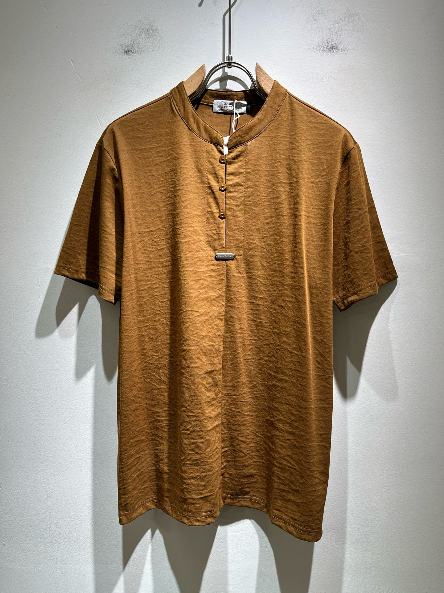 NO:507160,BC-Brunello Cucineli Spring and Summer New Men's Cotton and Line Short-sleeved T-shirt, a fashionable and versatile item that many celebrities love to wear!  Friends who like classic and simple must not miss this one!  The calm and atmospheric brand style has always been favored by the upper class! It is also the best choice for fashionable items!  The upper body is so handsome, highly recommended!  !  !  In addition to its own brand added value, the biggest attraction of this shirt is that this shirt has a high cost-effectiveness in terms of color matching and material!  Customized original exclusive cotton and linen material design!  Environmentally friendly washing, customized fabric, pre-shrinkage treatment to ensure a crisp style, the fabric feels super soft and smooth and sweat-absorbing!  Good elasticity, no deformation in washing water, comfortable and smooth feel, soft and comfortable upper body, classic fashionable lapel design, simple and not complicated, very pleasing to the eye!  Code number M-4XL, brunello cucinelli, T-shirt, tees, t-shirt, alexander wang19860909BC-Brunello Cucineli 春夏新款男士棉麻短袖T恤,众多明星都爱穿的时尚百搭单品！喜欢经典简约的朋友,一定不能错过了这款！沉稳大气的品牌风格一直以来备受上层人士的青睐!也是时尚单品的不二之选！ 上身帅到爆了,强烈推荐！！！这件衬衣最大的吸引力除了他本身的品牌附加值,更加肯定的是这款衬衣无论在颜色搭配还是材质上都有很高的性价比！ 定制原版专属棉麻材质设计！环保水洗,定制面料,预缩处理,确保版型的挺括,面料手感超柔顺滑又吸汗！弹性好,洗水不变形,手感舒适顺滑,上身柔和舒适,经典的时尚翻领设计,精简不繁,很是耐看！码数M-4XL,,brunello cucinelli,T-shirt,tees，t-shirt,alexander wang,Men's clothing