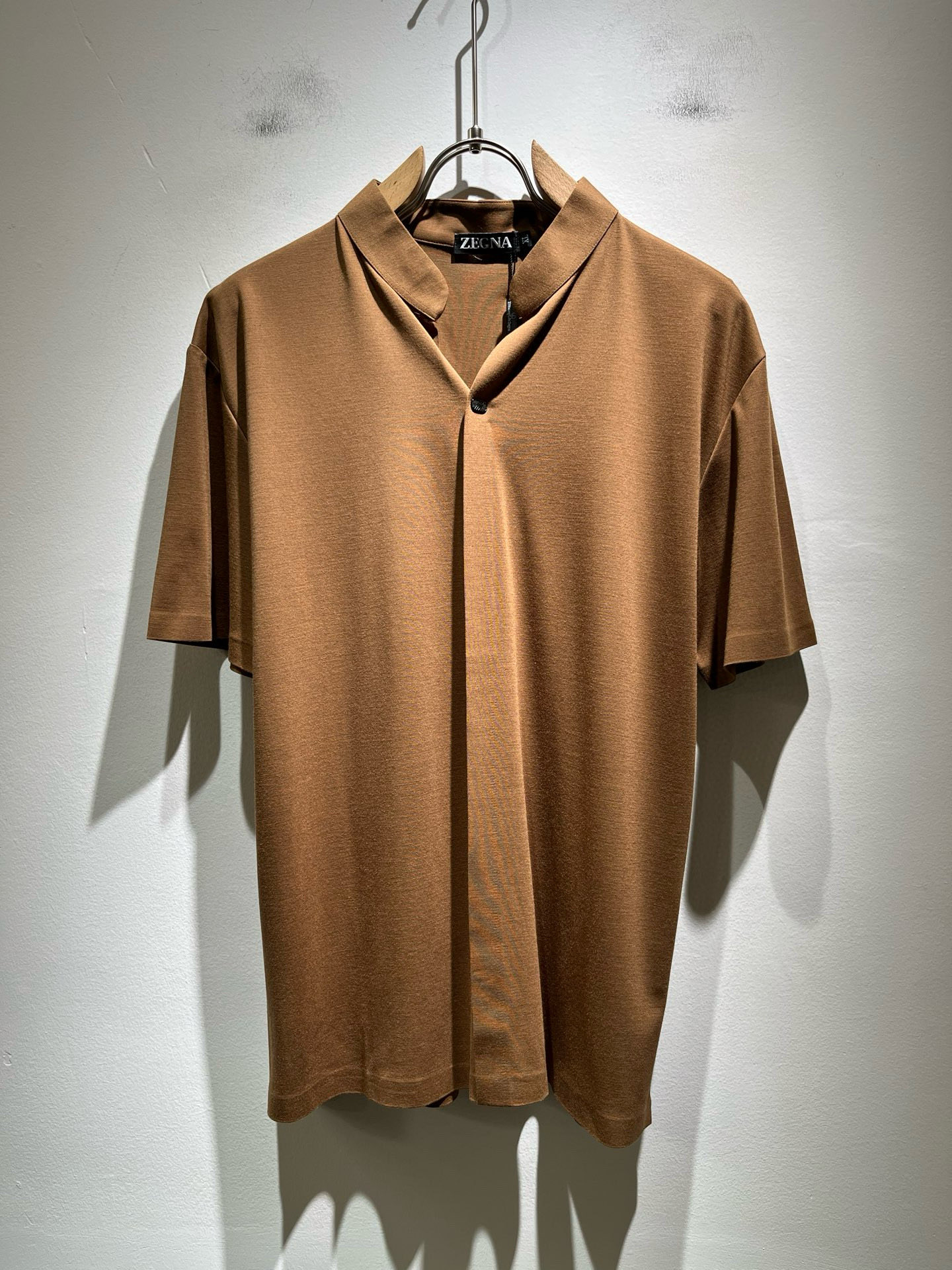 NO:507169,Ermenegildo Zeg*aJia Early Spring New Men's Casual Shirts, Foreign Trade Company Orders!  It is one of the classic exclusive fabrics of Zenia!  Hardware logo pattern design on chest!  Customized original ice silk fabric!  The touch is soft and delicate, but the shape is straight and stylish!  Extremely luxurious details... Perfectly interpret high-quality quality. Size M-4XL, zegna, alexander wang19860909Ermenegildo Zeg*a杰*亚 早春新品男士休闲衬衣,外贸公司订单！是杰尼亚经典的专有织物之一！ 胸前五金logo图案设计！定制原版冰丝面料！触感又柔软细腻、但型态又笔挺有型！ 细节奢华极致… 完美演绎高品质品相.尺码M-4XL,,zegna,alexander wang,Men's clothing