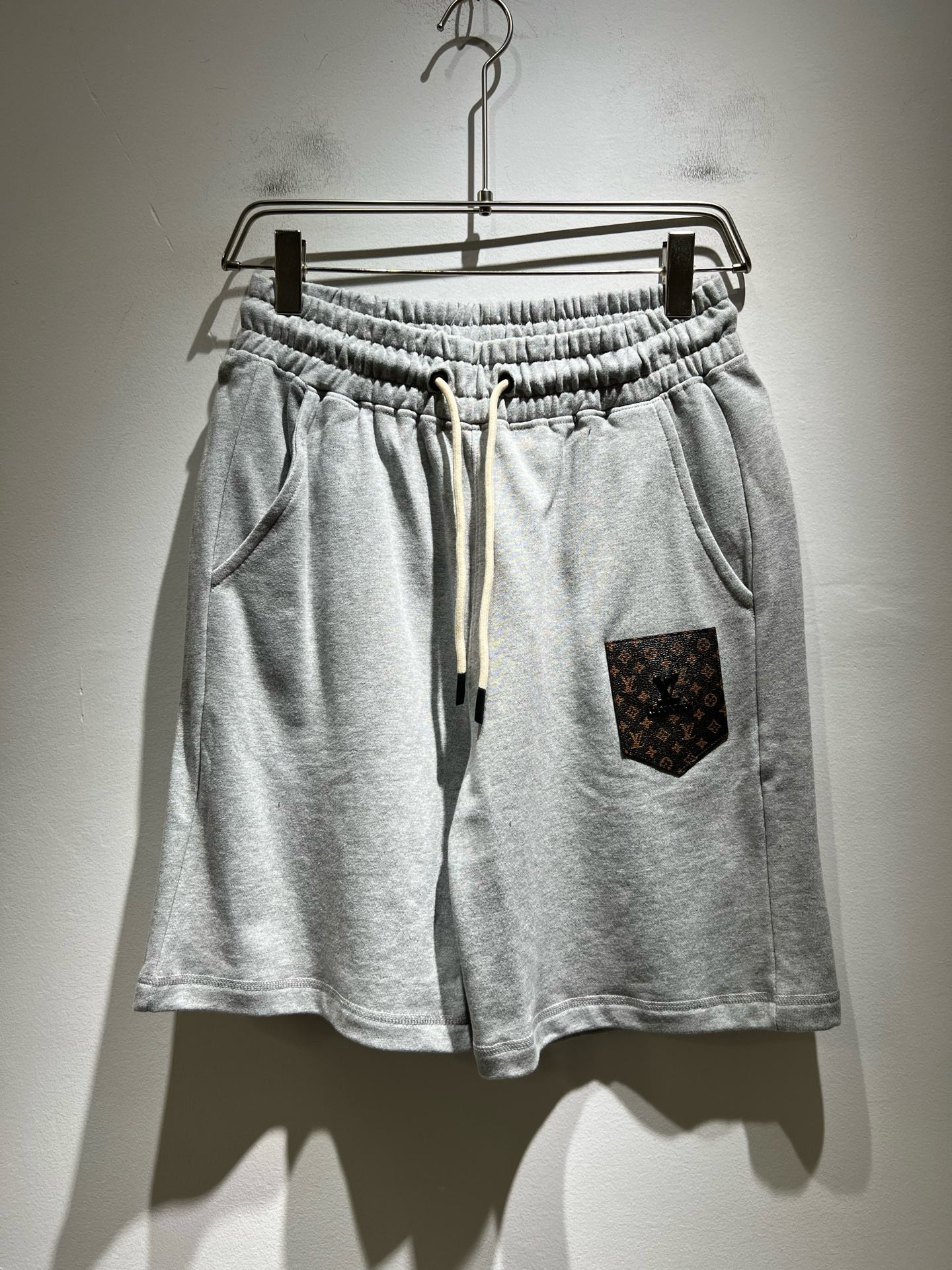 NO:507178,Louis Vuit*on Louis*den Spring and summer logo casual shorts for men and women, and spring and summer new casual shorts for men and women are launched, and it is another masterpiece that makes people shine!  Theme concept of the road * Vuitton, design logo leather pattern decoration!  You can immediately feel its uniqueness when worn on the body, with a strong brand style and a relaxed look that will make you the highlight of the public!  Just because I was planted at a glance, I had to use materials, handicrafts, design and other production processes to the extreme, and imported pure cotton fabrics 100%!  Full cotton!  The texture of this model is quite touching, the specifications and grades are known at the tentacles. The delicateness and breathability are top-notch. It instantly kills all versions in the industry. The versatile and elegant style is popular all over the world as soon as it was released. Hollywood big names and celebrities and internet celebrities are all taking the lead in buying it. I recommend it by myself. I must buy a shorts for men and women this summer!  Size M-3XL, louis vuitton,louis vuitton,shorts,alexander wang19860909Louis Vuit*on路易*登 春夏男女同款logo休闲短裤,春夏新款男女同款休闲短裤上线了,又是一件让人眼前一亮的佳作！主题概念的路*威登,设计logo皮革图案修饰！穿上身马上就能感受到它的与众不同,品牌风格浓烈,轻松的能让你变成大众亮点！只因为一眼就被种草,喜欢就要任性用料、手工、 设计等各方面的制作工序都是做到了极致,百分百进口纯棉面料！棉质饱满！此款的质感相当感人 触手便知规格档次 细腻程度与透气效果堪称顶级 秒杀业内一切版本的存在.百搭的气质款,一发布就火爆全球,好莱坞大咖 明星大V网红都纷纷抢先入手,自留墙裂推荐,今年夏天必入的一款短裤男女同款！ 尺码M-3XL,,louis vuitton,louis vuitton,shorts,alexander wang,Men's clothing