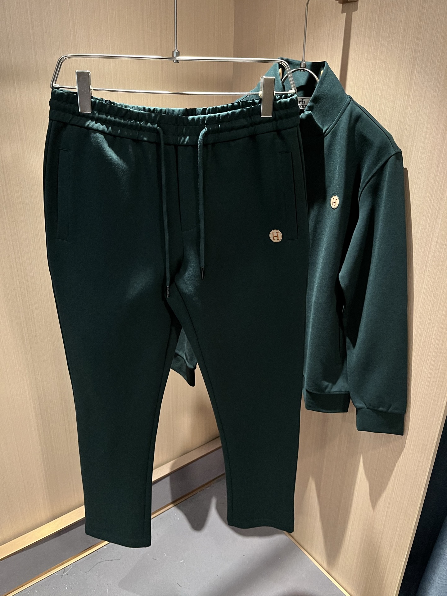   HERM*S爱*仕 2025秋冬男士高端休闲套装，海外贸易公司渠道订单 ！上海恒隆店在售！高级、简约