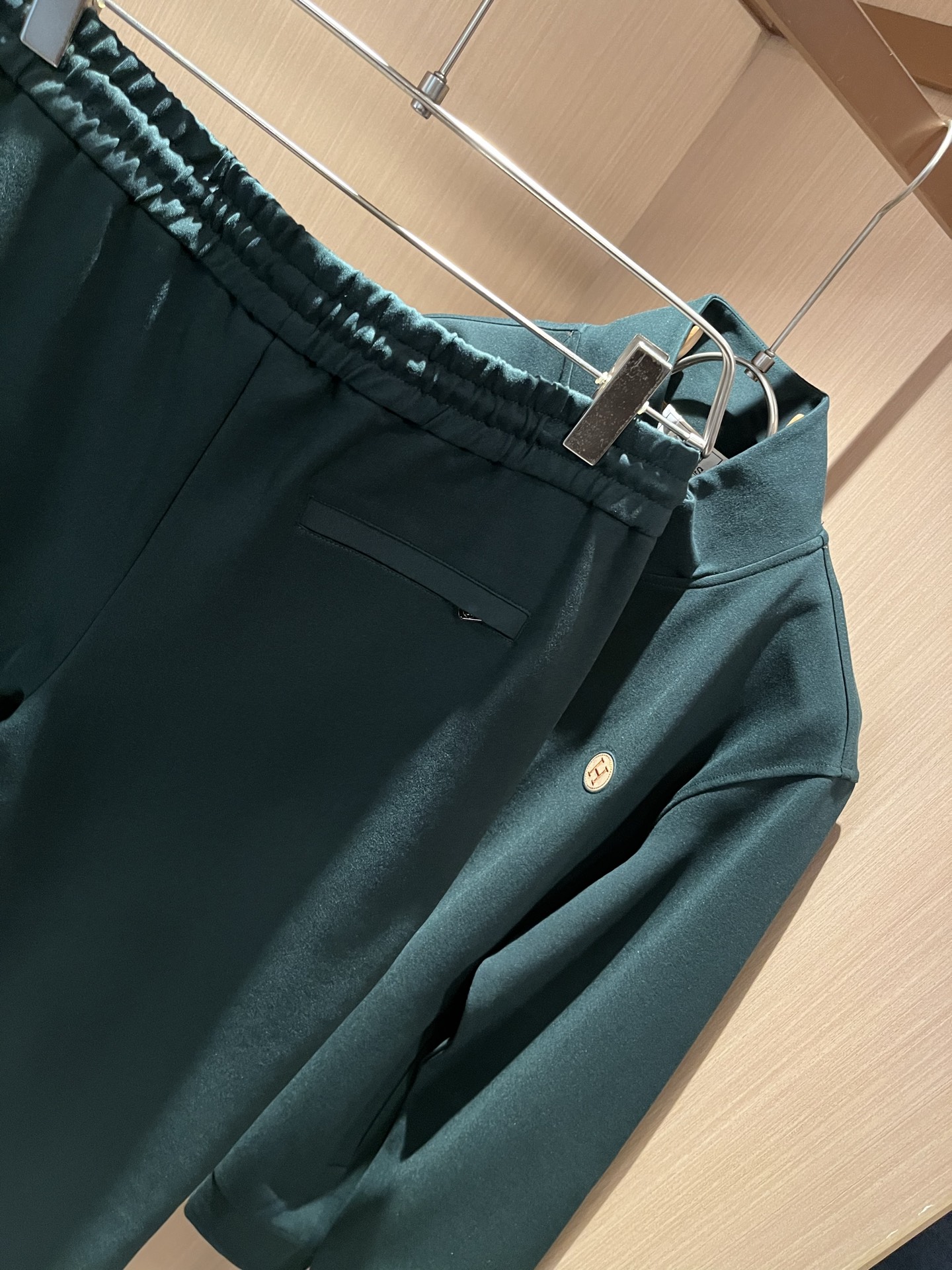   HERM*S爱*仕 2025秋冬男士高端休闲套装，海外贸易公司渠道订单 ！上海恒隆店在售！高级、简约