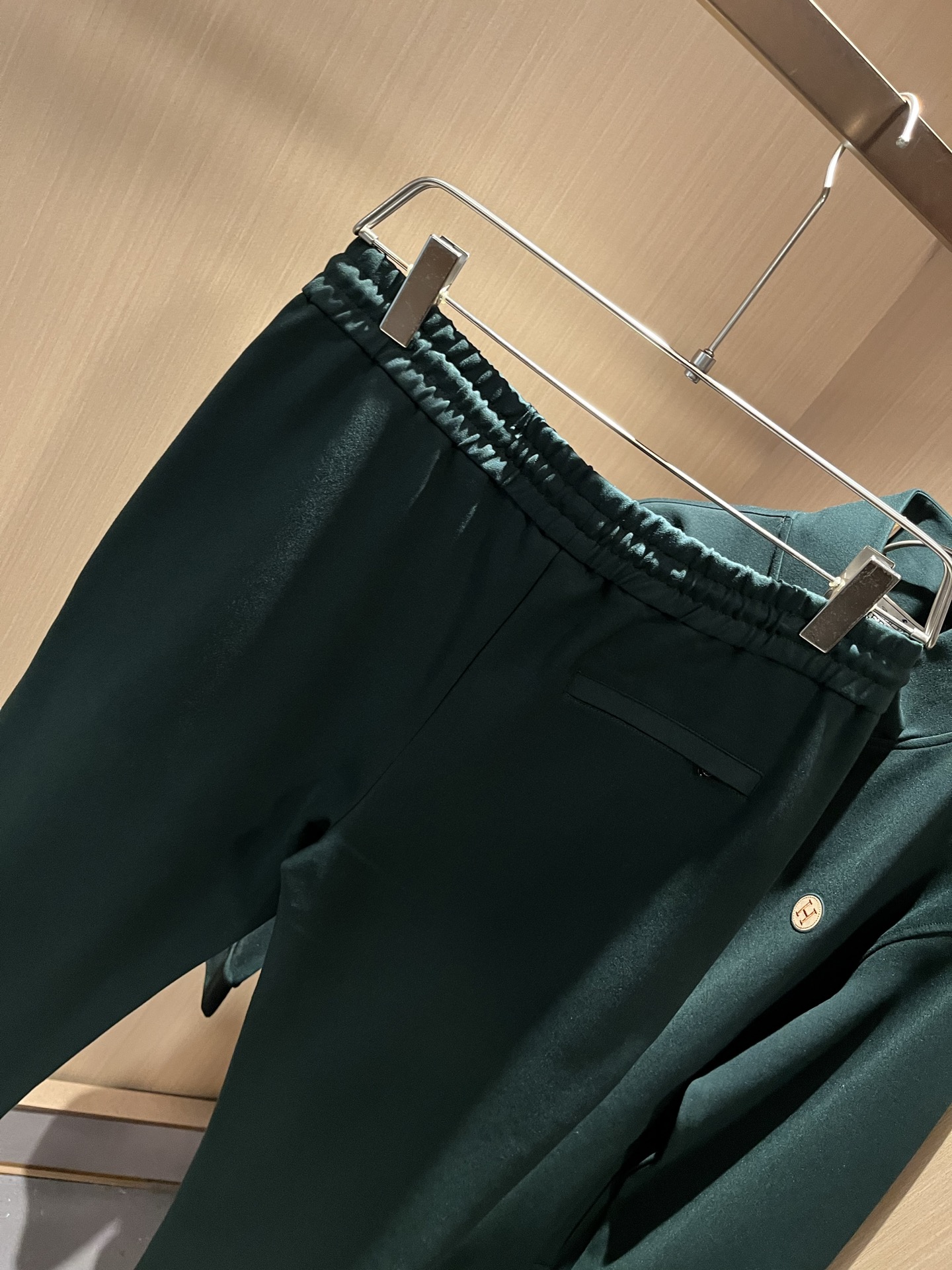   HERM*S爱*仕 2025秋冬男士高端休闲套装，海外贸易公司渠道订单 ！上海恒隆店在售！高级、简约