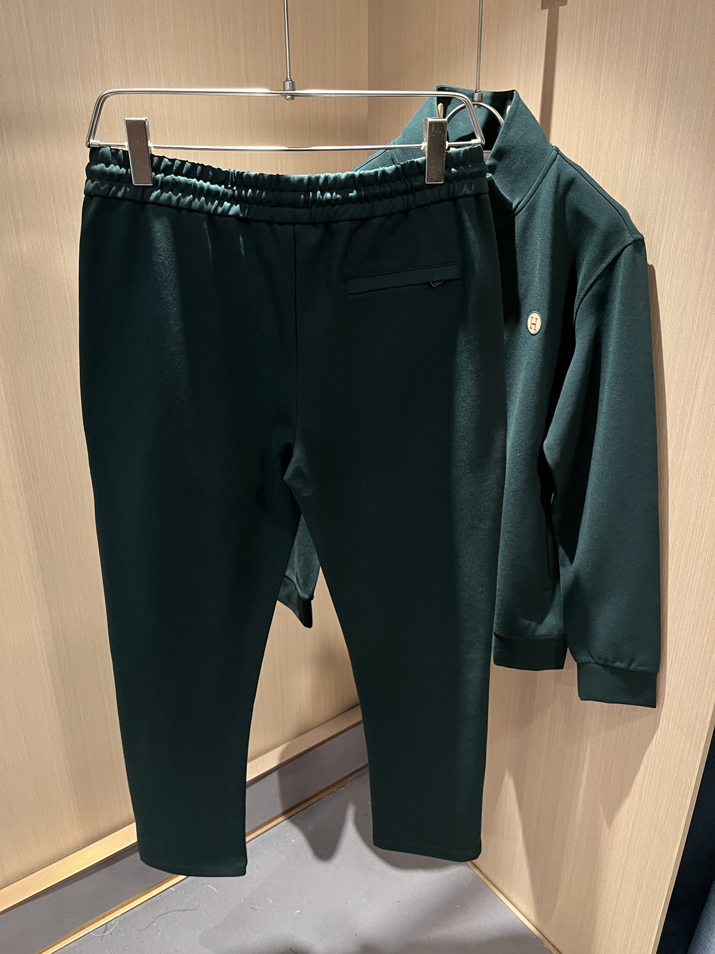   HERM*S爱*仕 2025秋冬男士高端休闲套装，海外贸易公司渠道订单 ！上海恒隆店在售！高级、简约