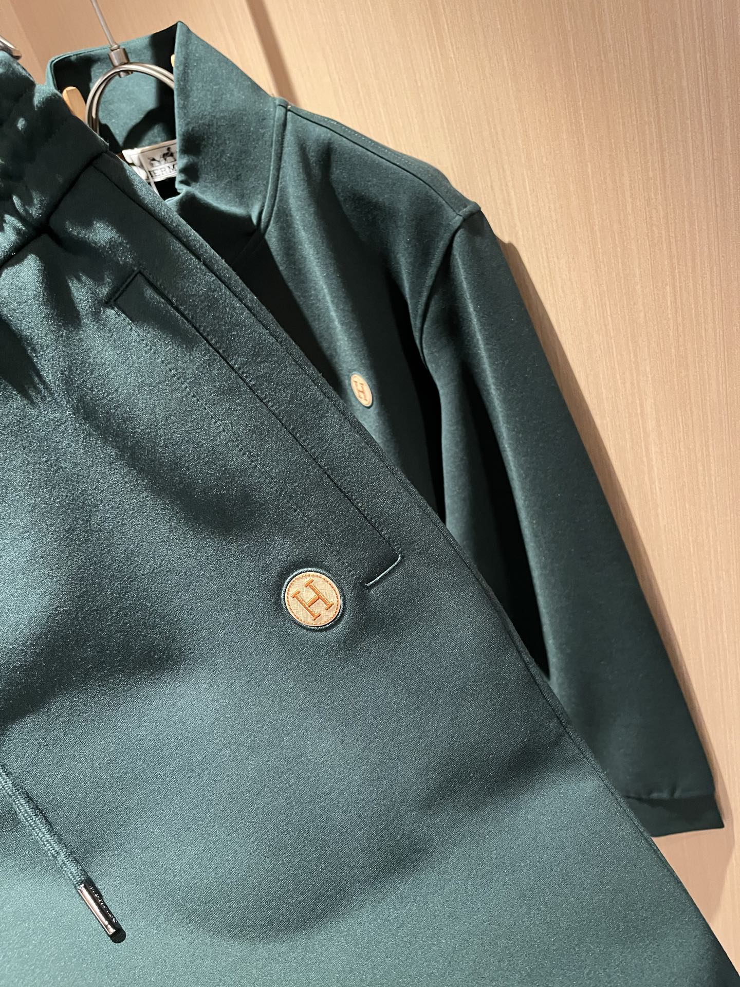   HERM*S爱*仕 2025秋冬男士高端休闲套装，海外贸易公司渠道订单 ！上海恒隆店在售！高级、简约