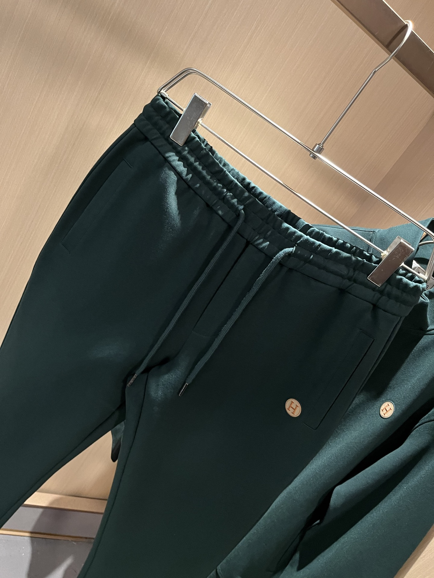   HERM*S爱*仕 2025秋冬男士高端休闲套装，海外贸易公司渠道订单 ！上海恒隆店在售！高级、简约