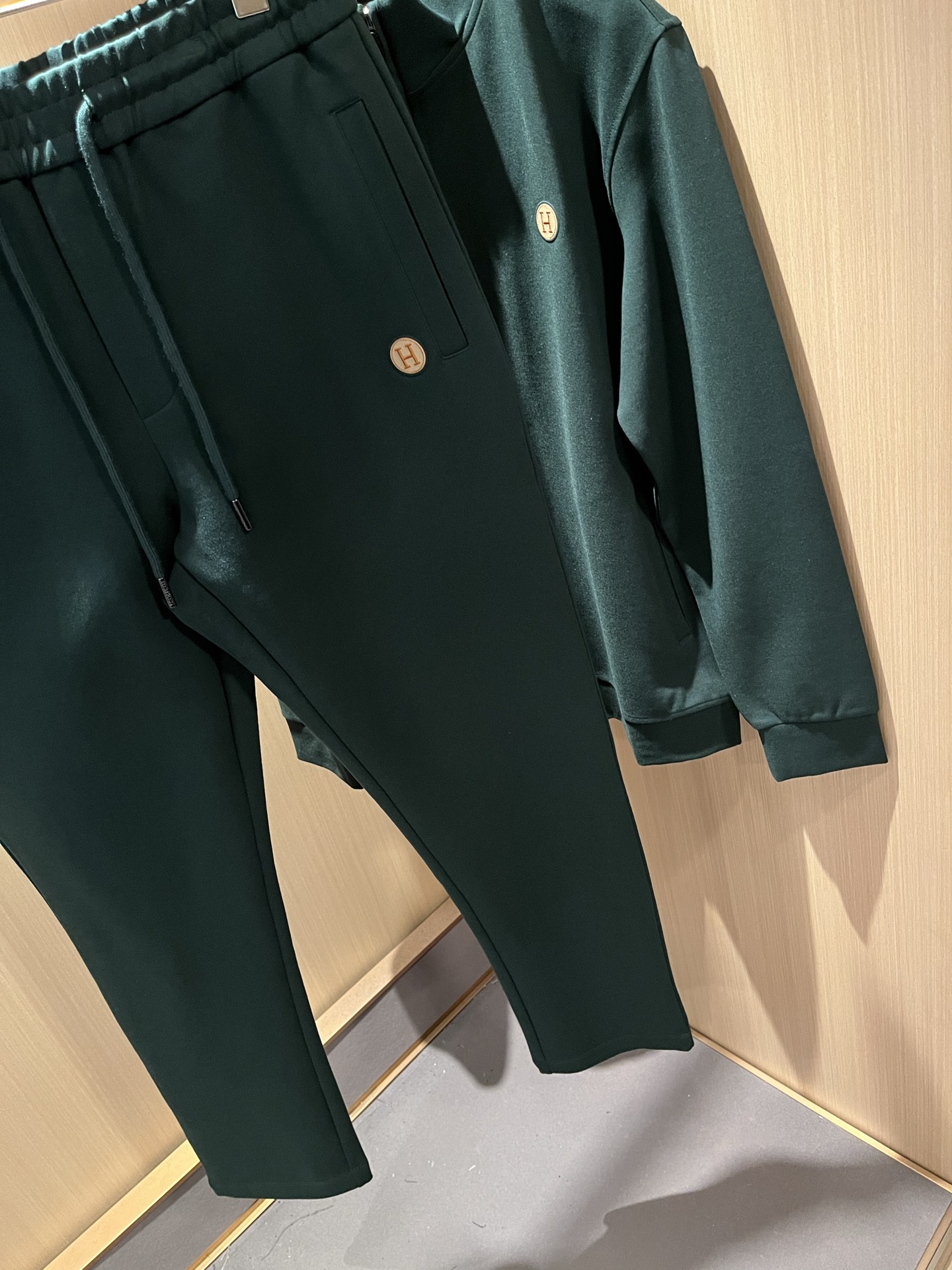   HERM*S爱*仕 2025秋冬男士高端休闲套装，海外贸易公司渠道订单 ！上海恒隆店在售！高级、简约