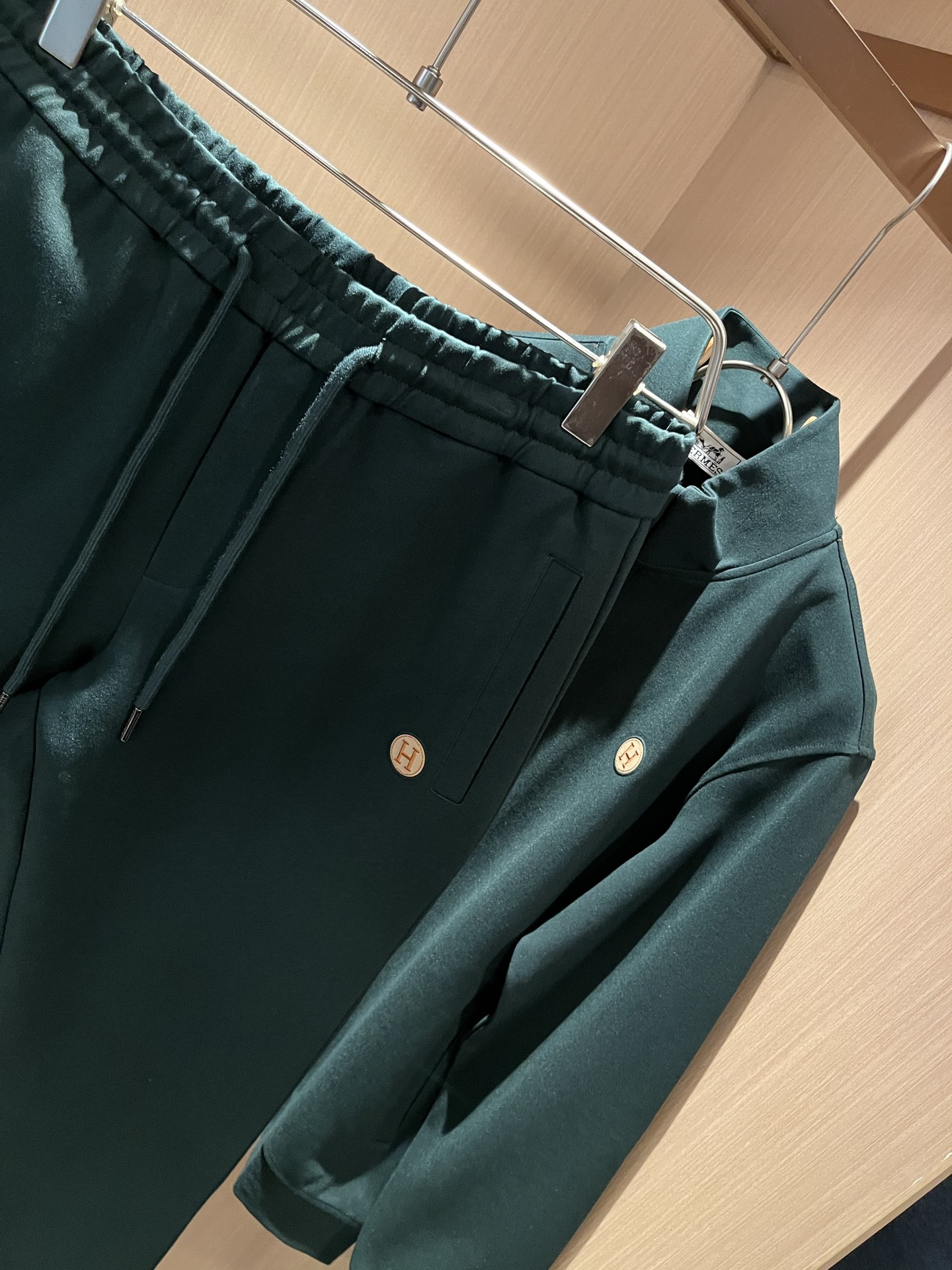   HERM*S爱*仕 2025秋冬男士高端休闲套装，海外贸易公司渠道订单 ！上海恒隆店在售！高级、简约