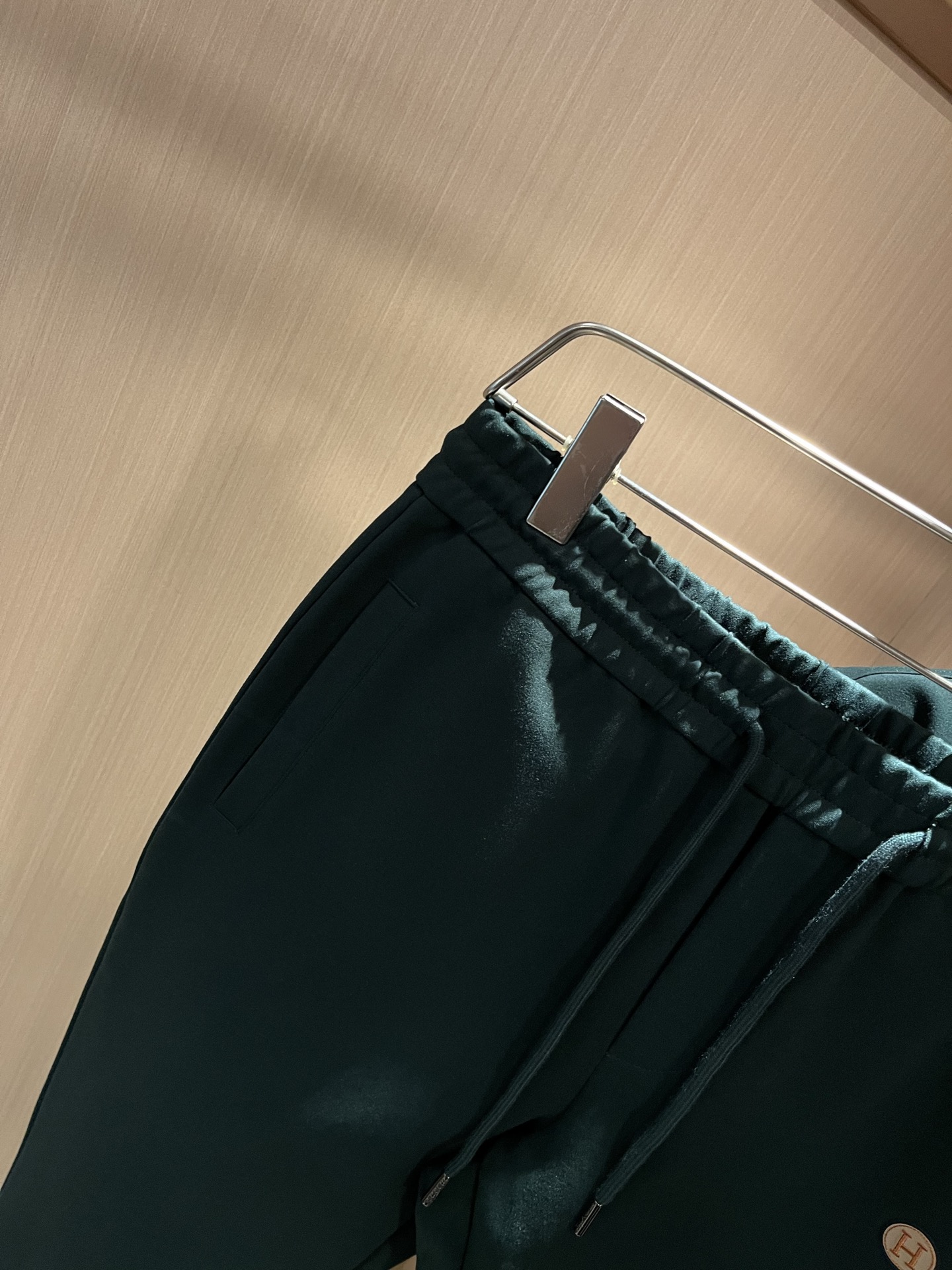   HERM*S爱*仕 2025秋冬男士高端休闲套装，海外贸易公司渠道订单 ！上海恒隆店在售！高级、简约