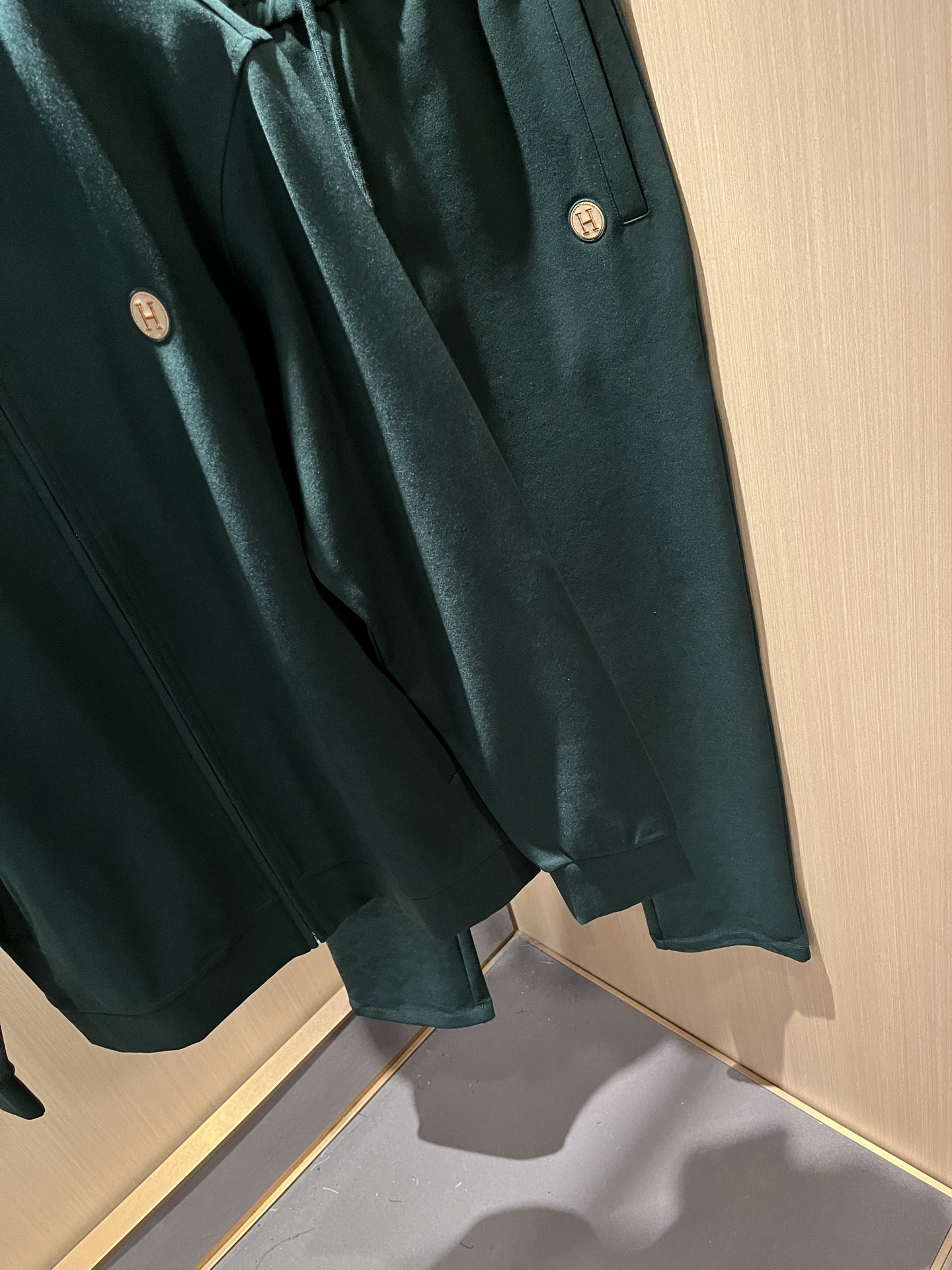   HERM*S爱*仕 2025秋冬男士高端休闲套装，海外贸易公司渠道订单 ！上海恒隆店在售！高级、简约