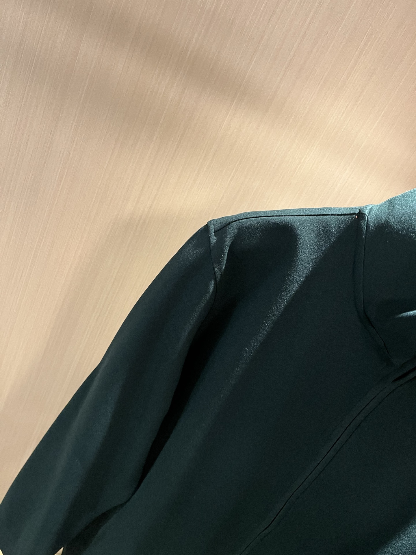   HERM*S爱*仕 2025秋冬男士高端休闲套装，海外贸易公司渠道订单 ！上海恒隆店在售！高级、简约