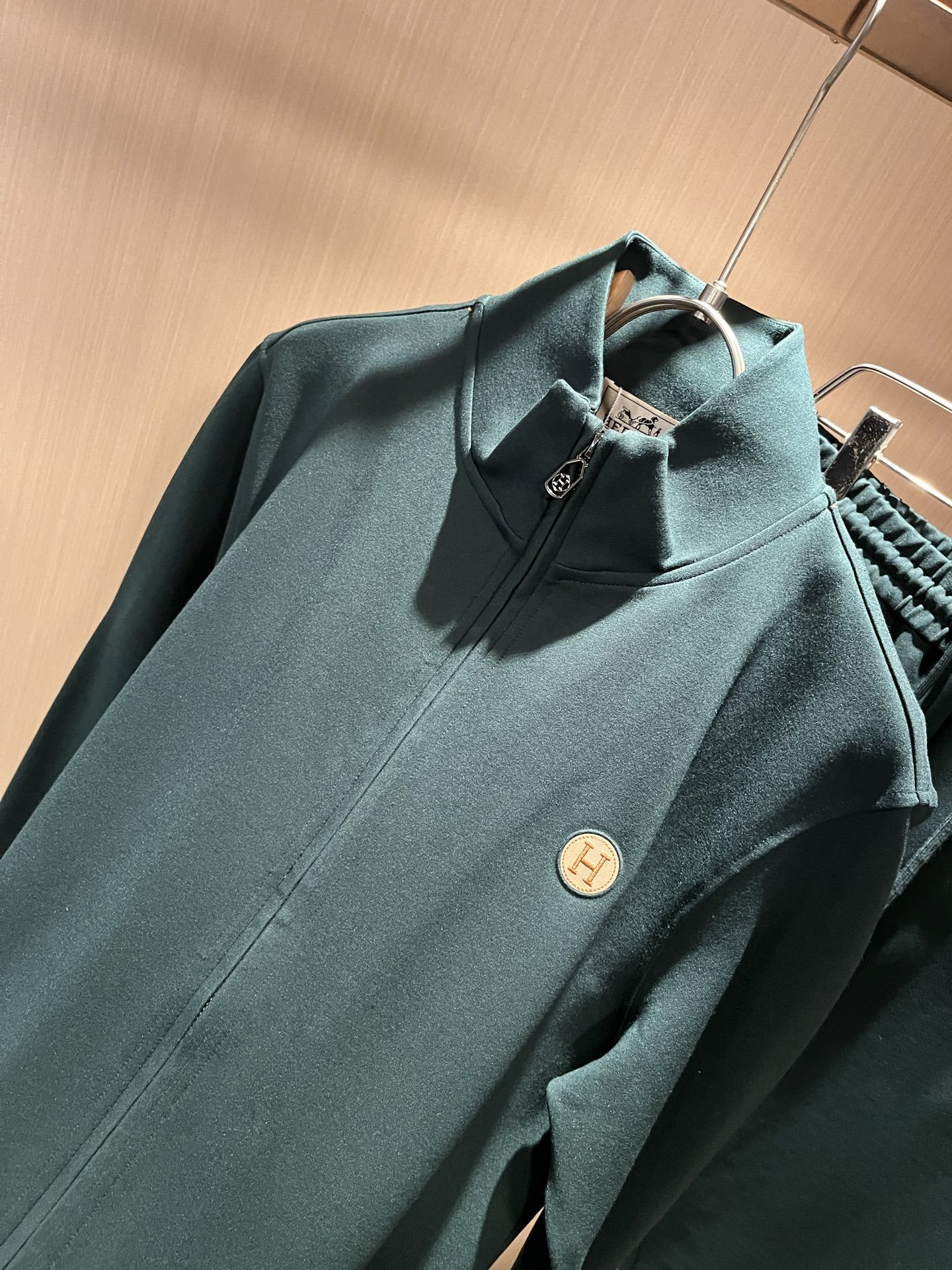   HERM*S爱*仕 2025秋冬男士高端休闲套装，海外贸易公司渠道订单 ！上海恒隆店在售！高级、简约