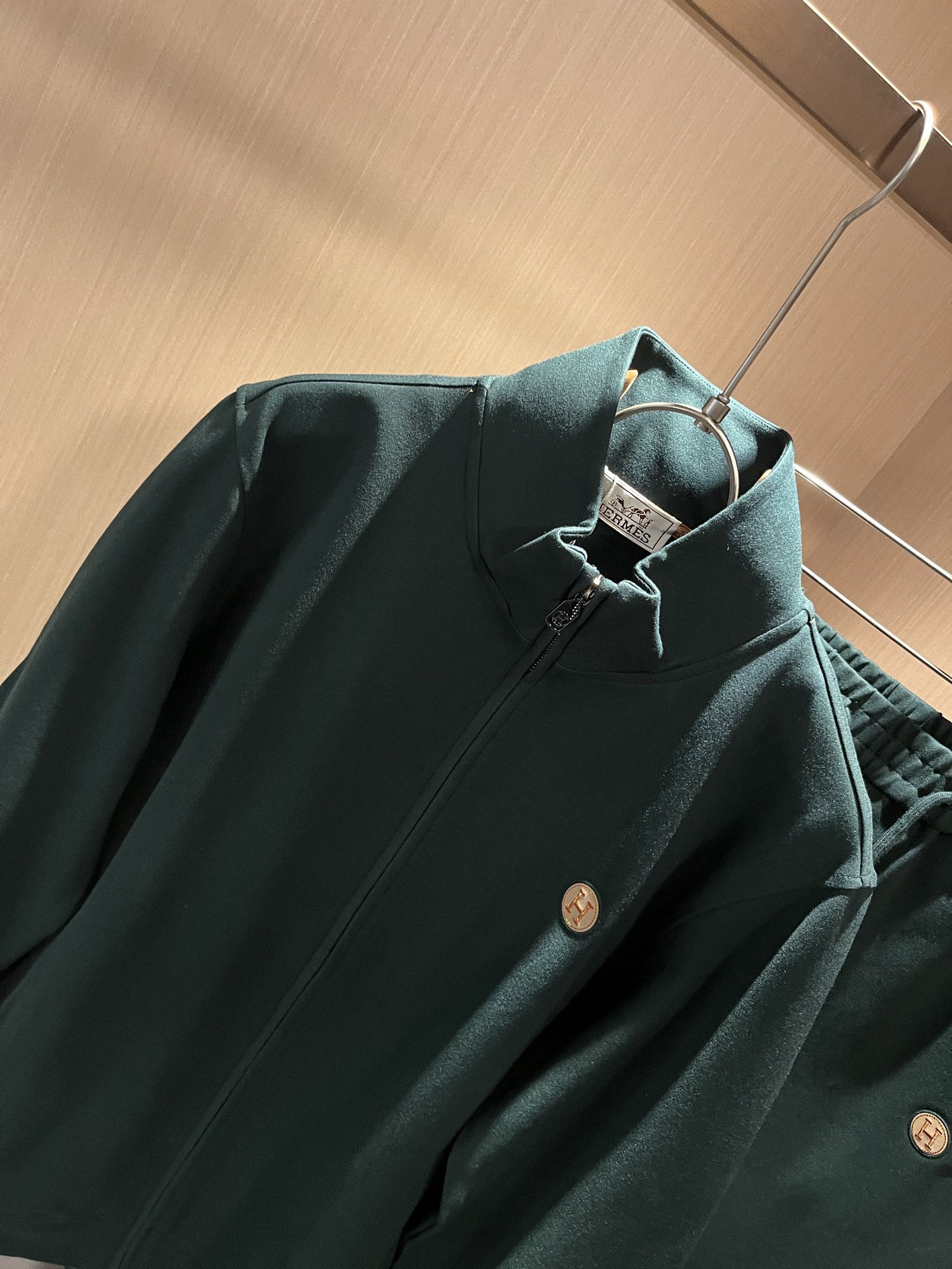   HERM*S爱*仕 2025秋冬男士高端休闲套装，海外贸易公司渠道订单 ！上海恒隆店在售！高级、简约