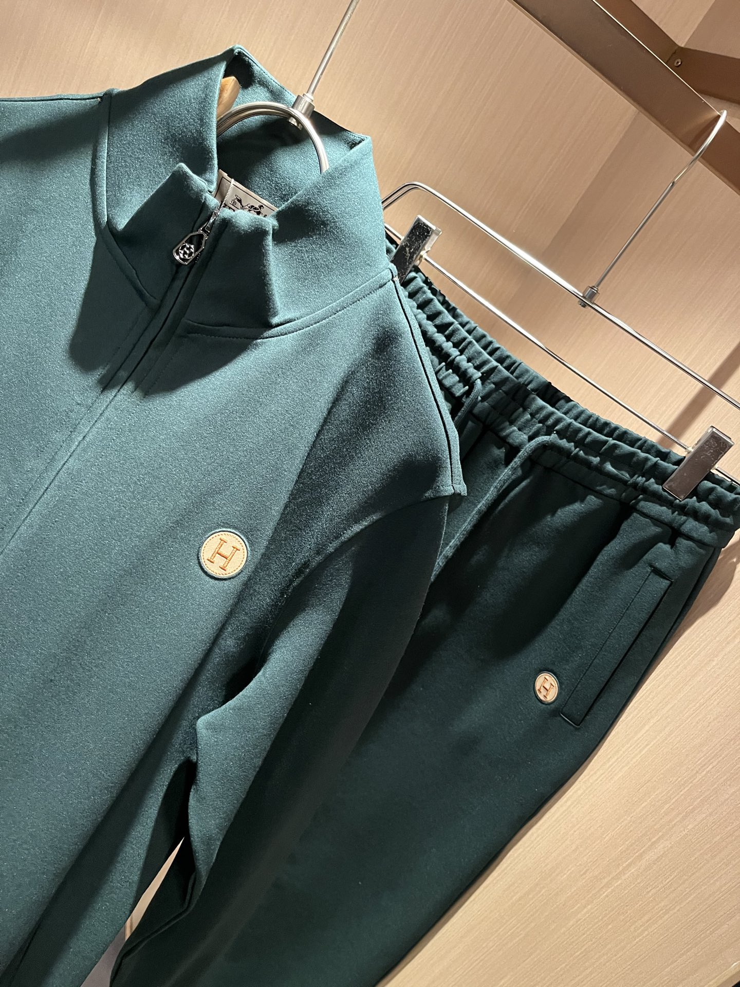   HERM*S爱*仕 2025秋冬男士高端休闲套装，海外贸易公司渠道订单 ！上海恒隆店在售！高级、简约