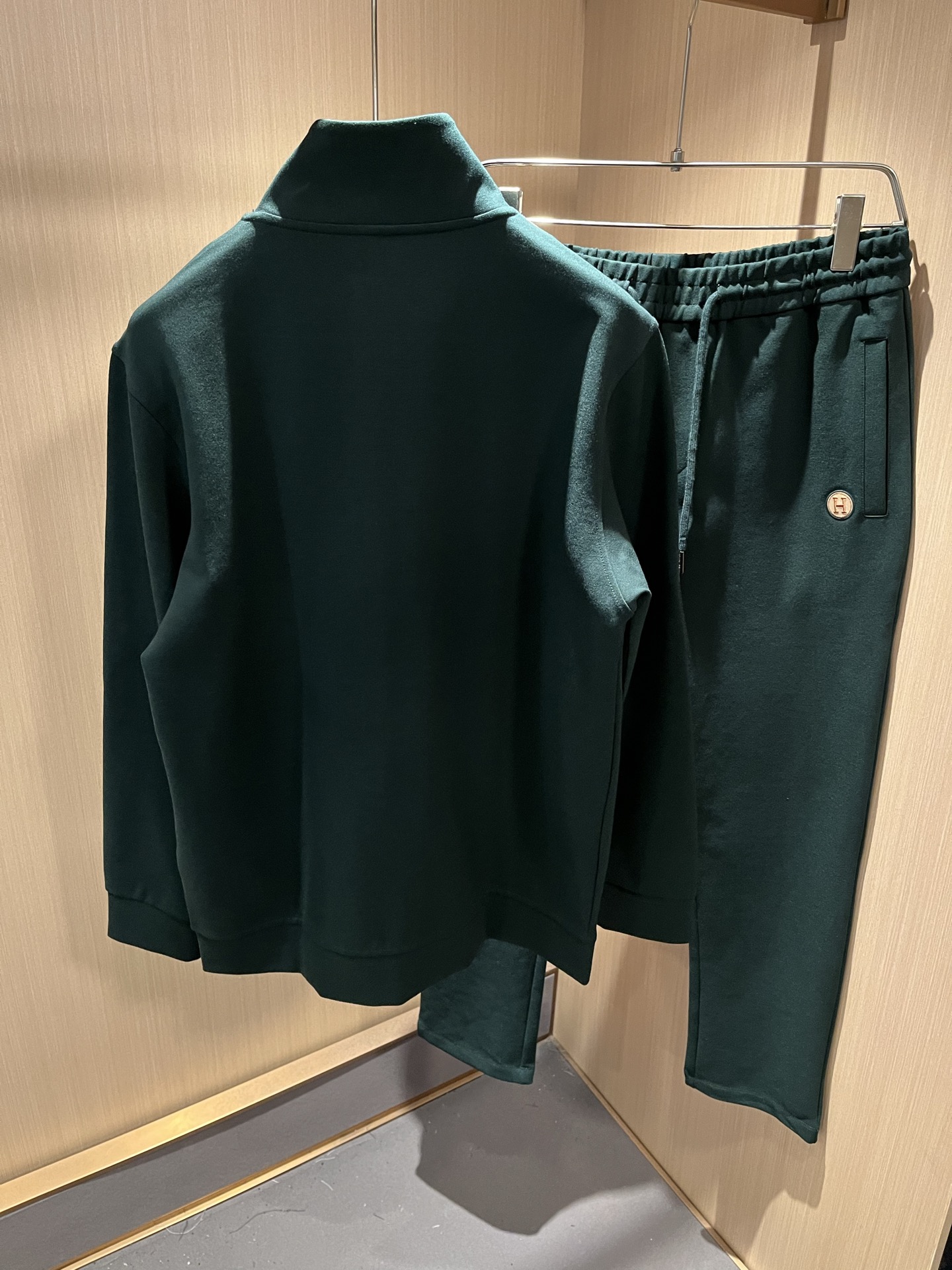   HERM*S爱*仕 2025秋冬男士高端休闲套装，海外贸易公司渠道订单 ！上海恒隆店在售！高级、简约