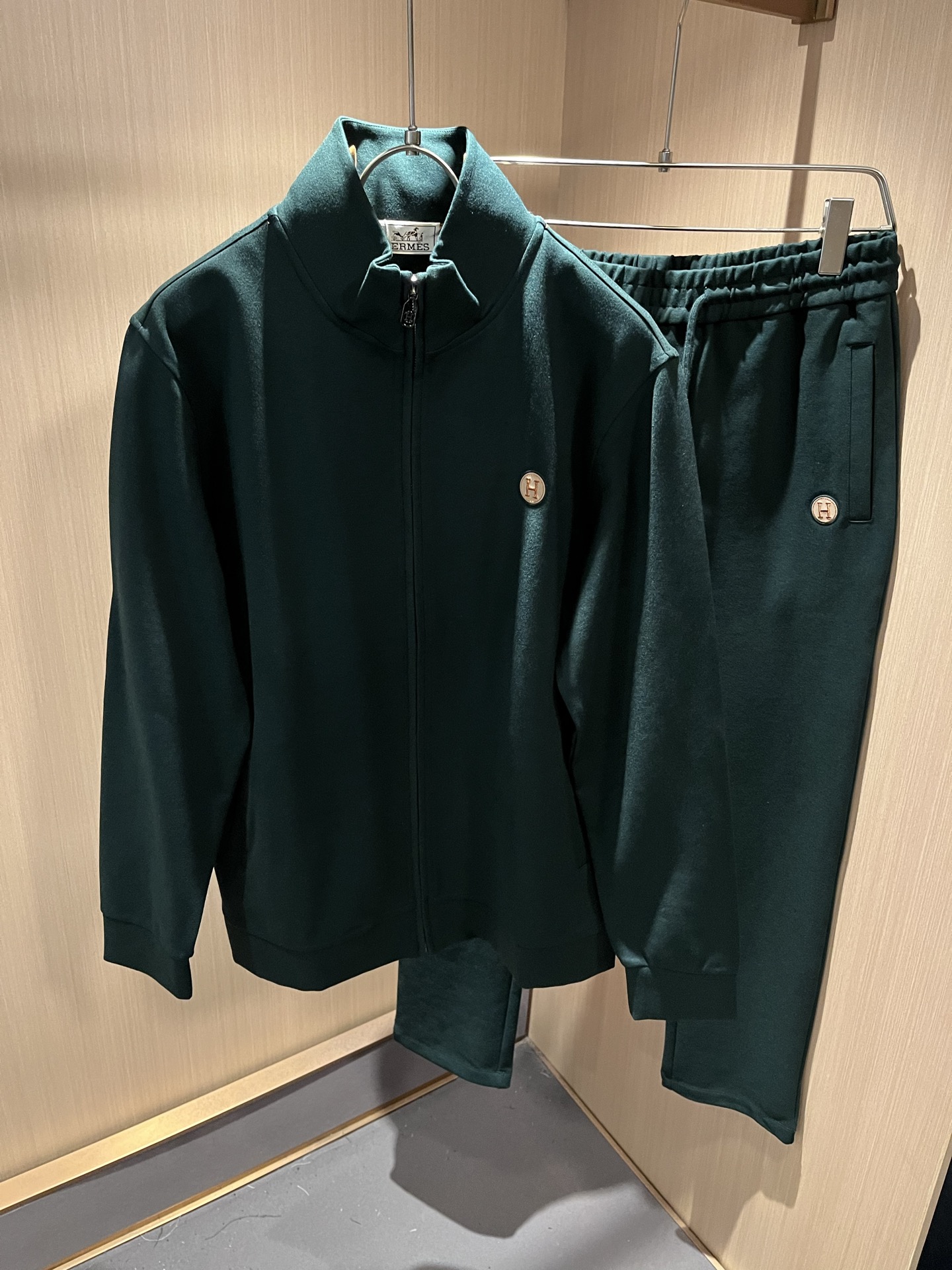   HERM*S爱*仕 2025秋冬男士高端休闲套装，海外贸易公司渠道订单 ！上海恒隆店在售！高级、简约