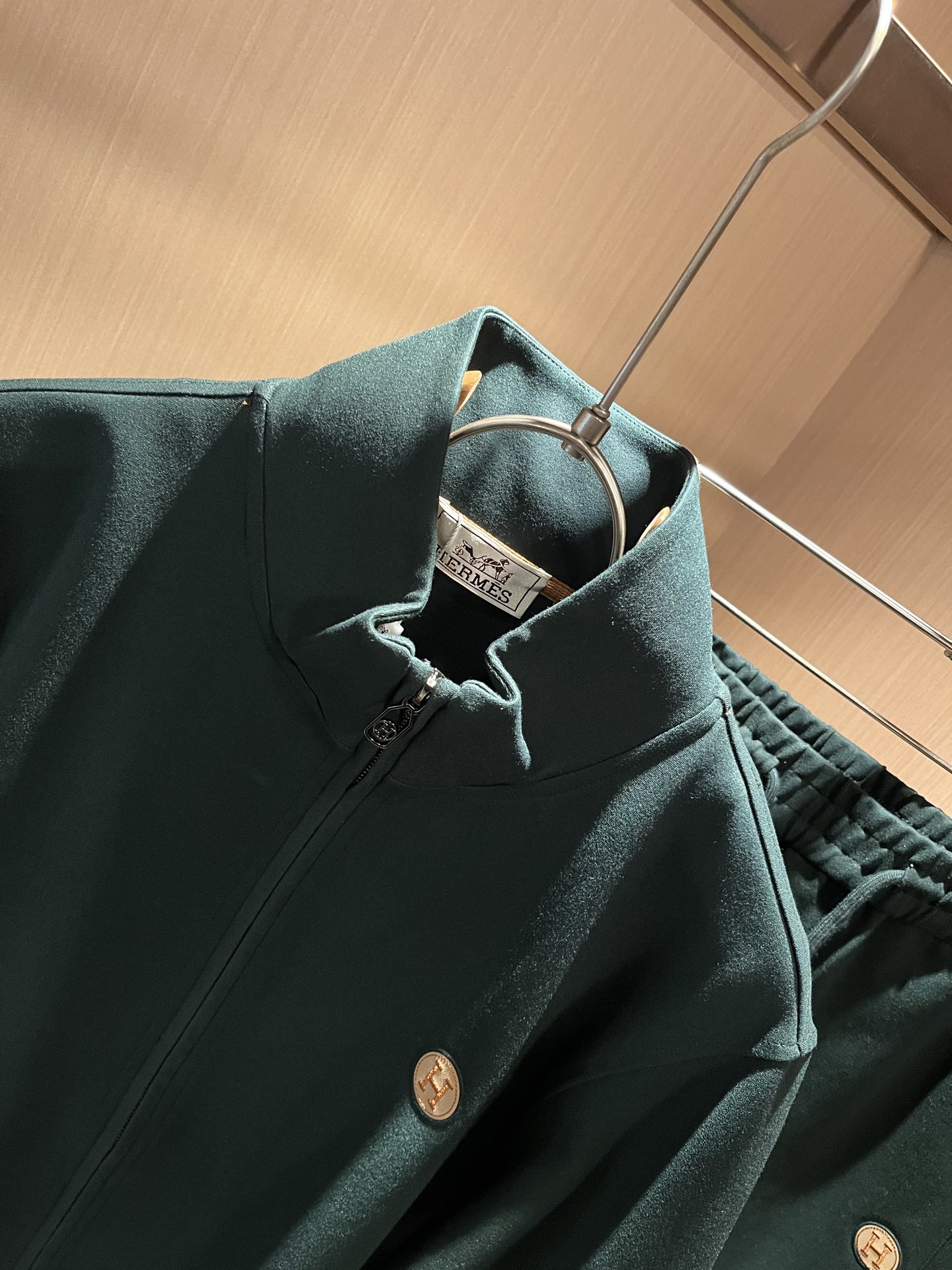   HERM*S爱*仕 2025秋冬男士高端休闲套装，海外贸易公司渠道订单 ！上海恒隆店在售！高级、简约