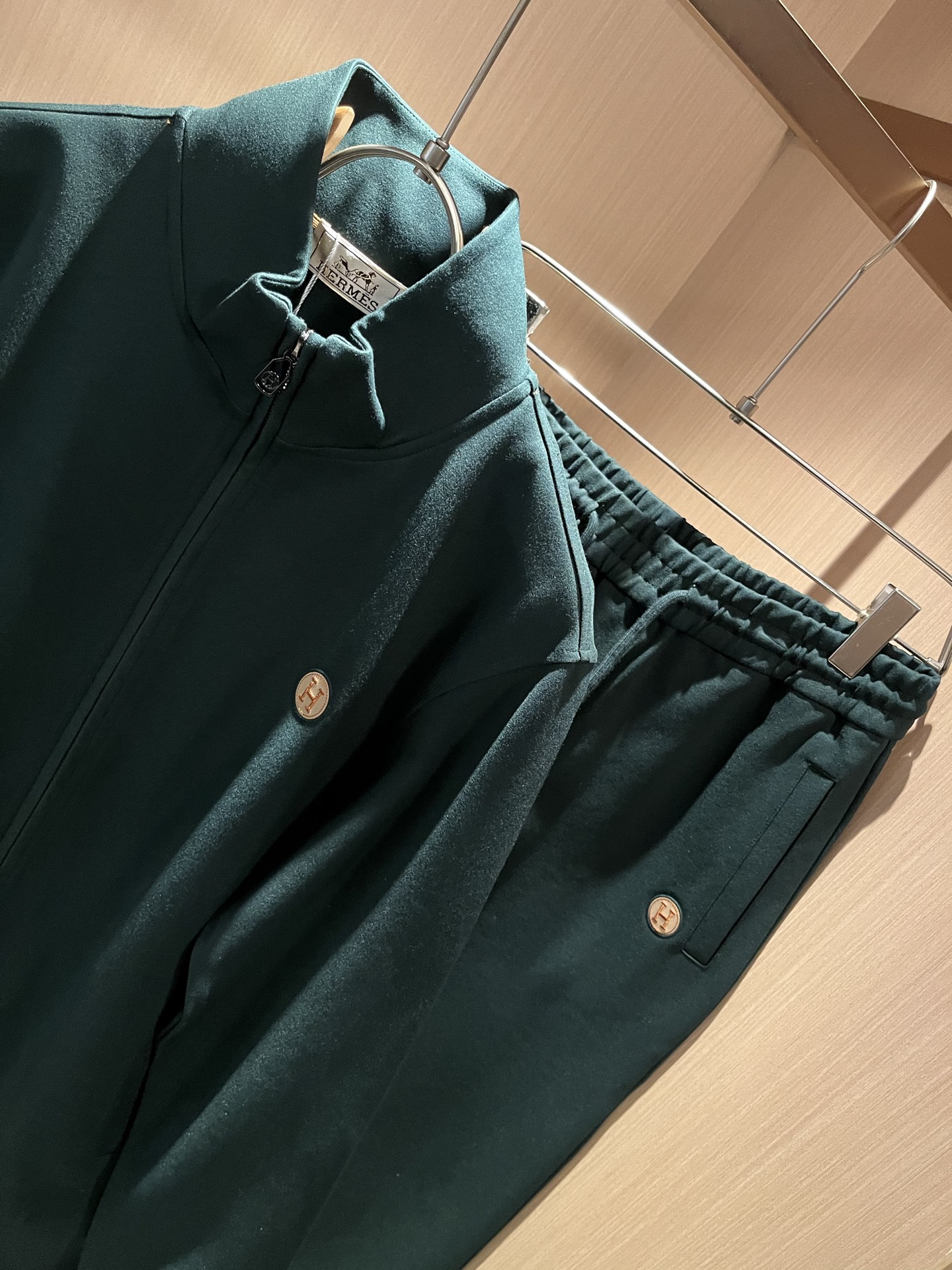   HERM*S爱*仕 2025秋冬男士高端休闲套装，海外贸易公司渠道订单 ！上海恒隆店在售！高级、简约