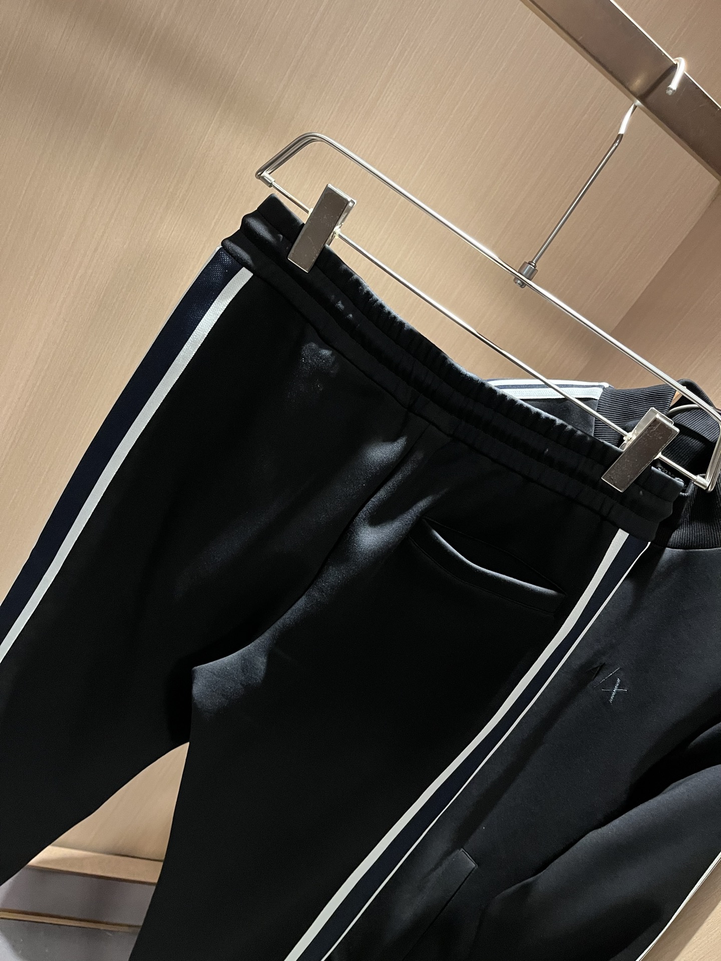  Arman阿*尼2025秋冬新款男士休闲套装原单代工厂订单，标志字母logo图案刺绣设计！简洁的设计精