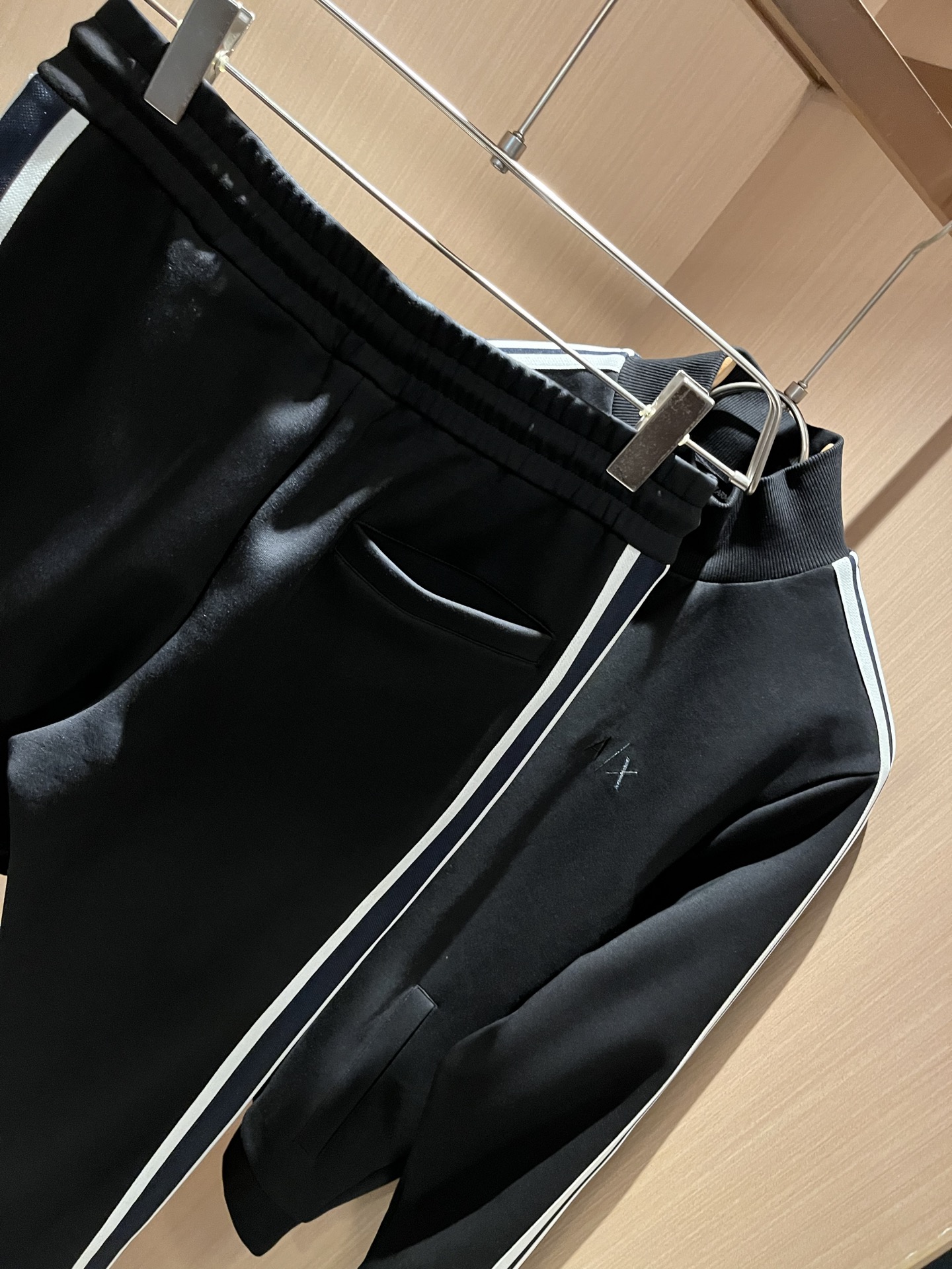  Arman阿*尼2025秋冬新款男士休闲套装原单代工厂订单，标志字母logo图案刺绣设计！简洁的设计精