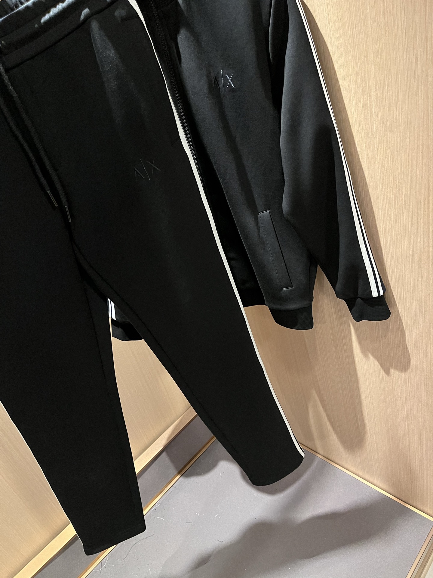  Arman阿*尼2025秋冬新款男士休闲套装原单代工厂订单，标志字母logo图案刺绣设计！简洁的设计精