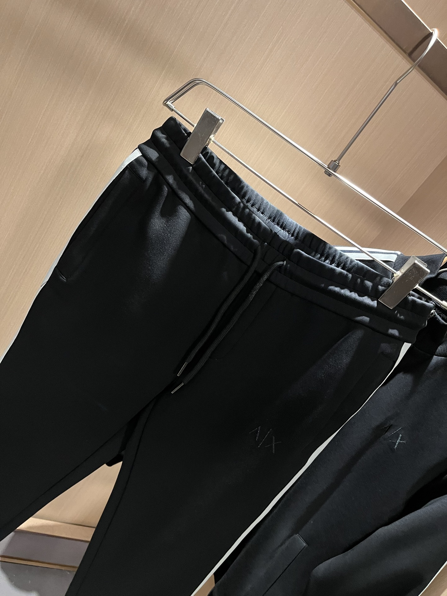  Arman阿*尼2025秋冬新款男士休闲套装原单代工厂订单，标志字母logo图案刺绣设计！简洁的设计精