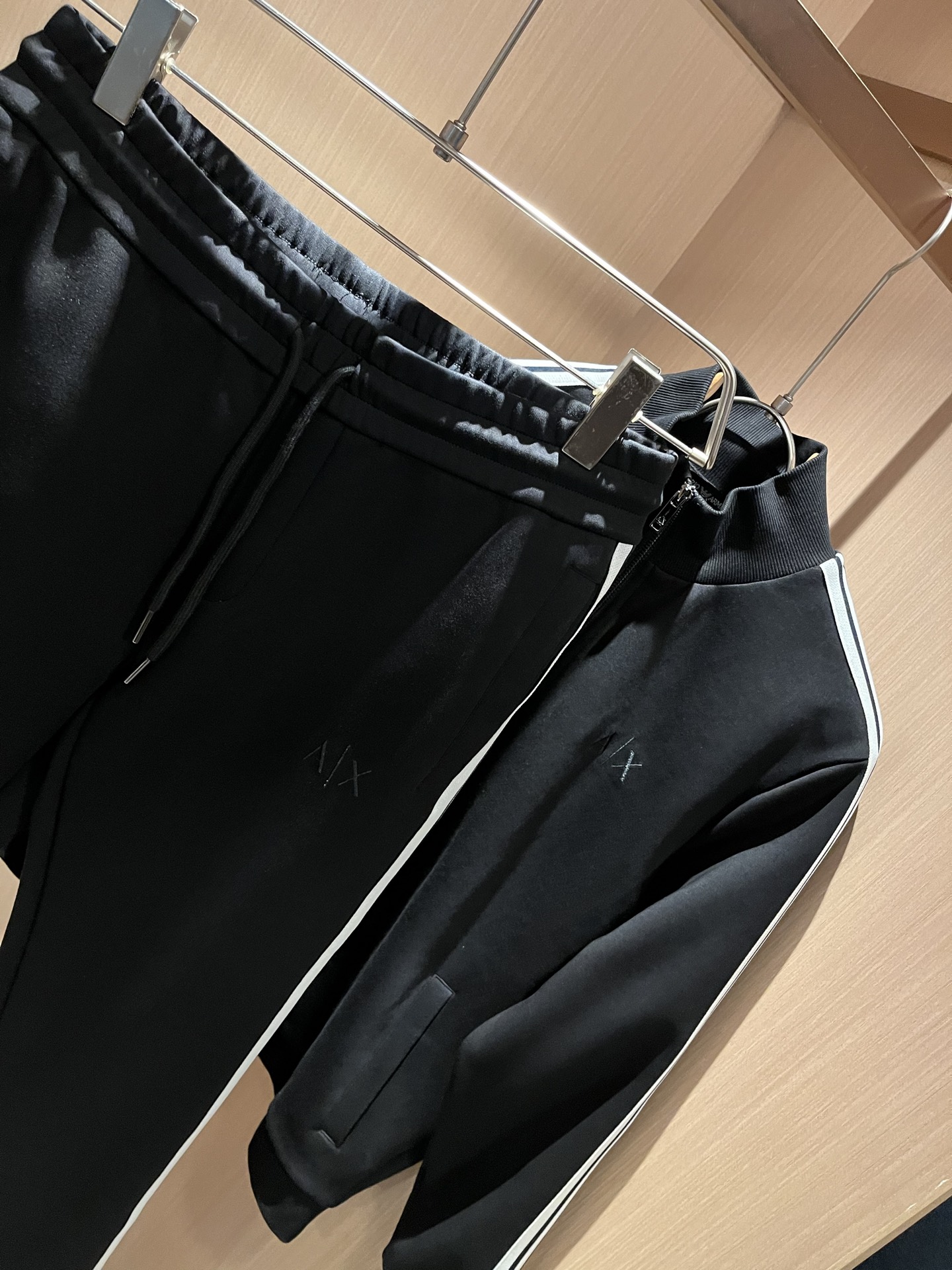  Arman阿*尼2025秋冬新款男士休闲套装原单代工厂订单，标志字母logo图案刺绣设计！简洁的设计精