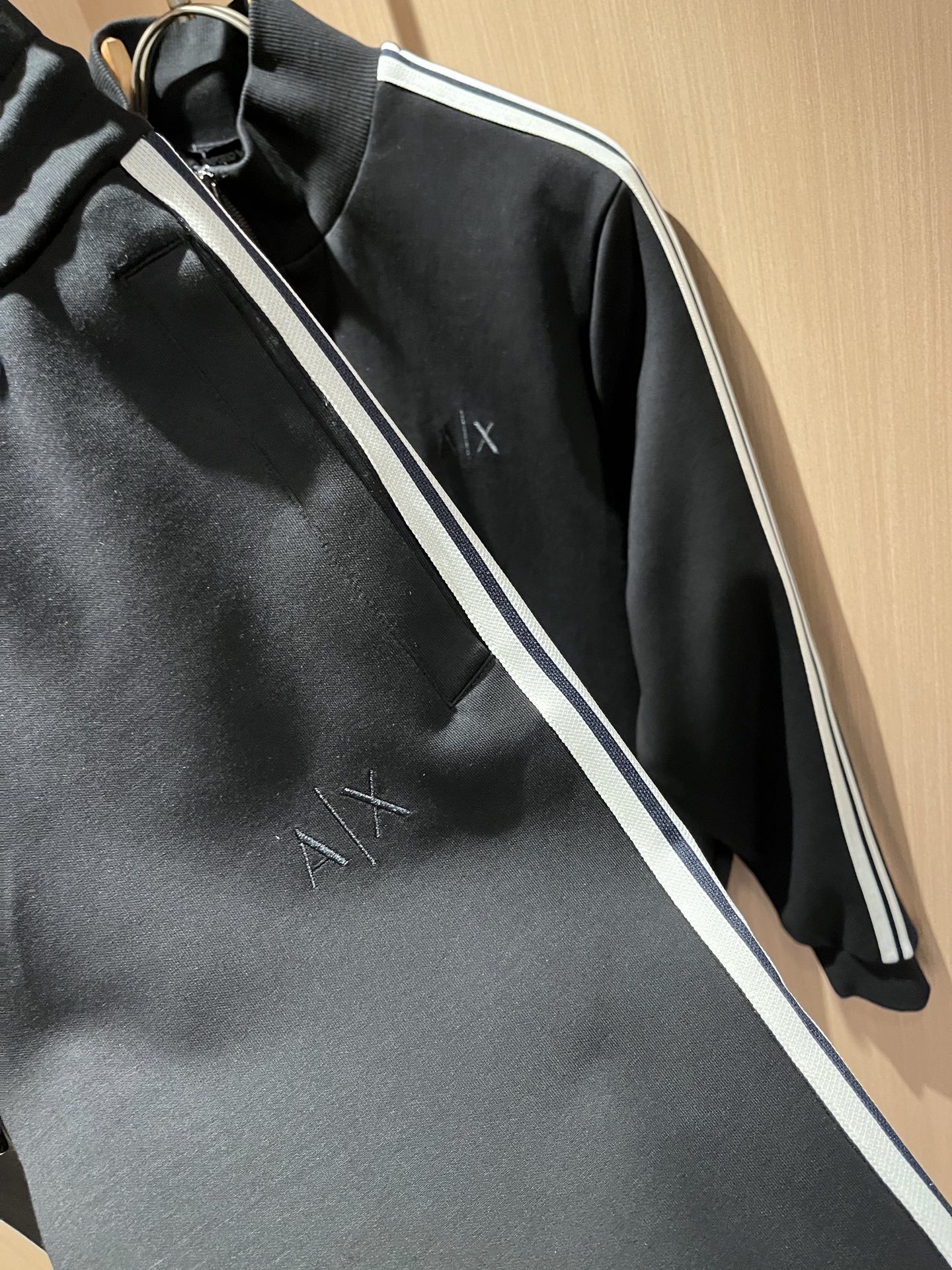  Arman阿*尼2025秋冬新款男士休闲套装原单代工厂订单，标志字母logo图案刺绣设计！简洁的设计精