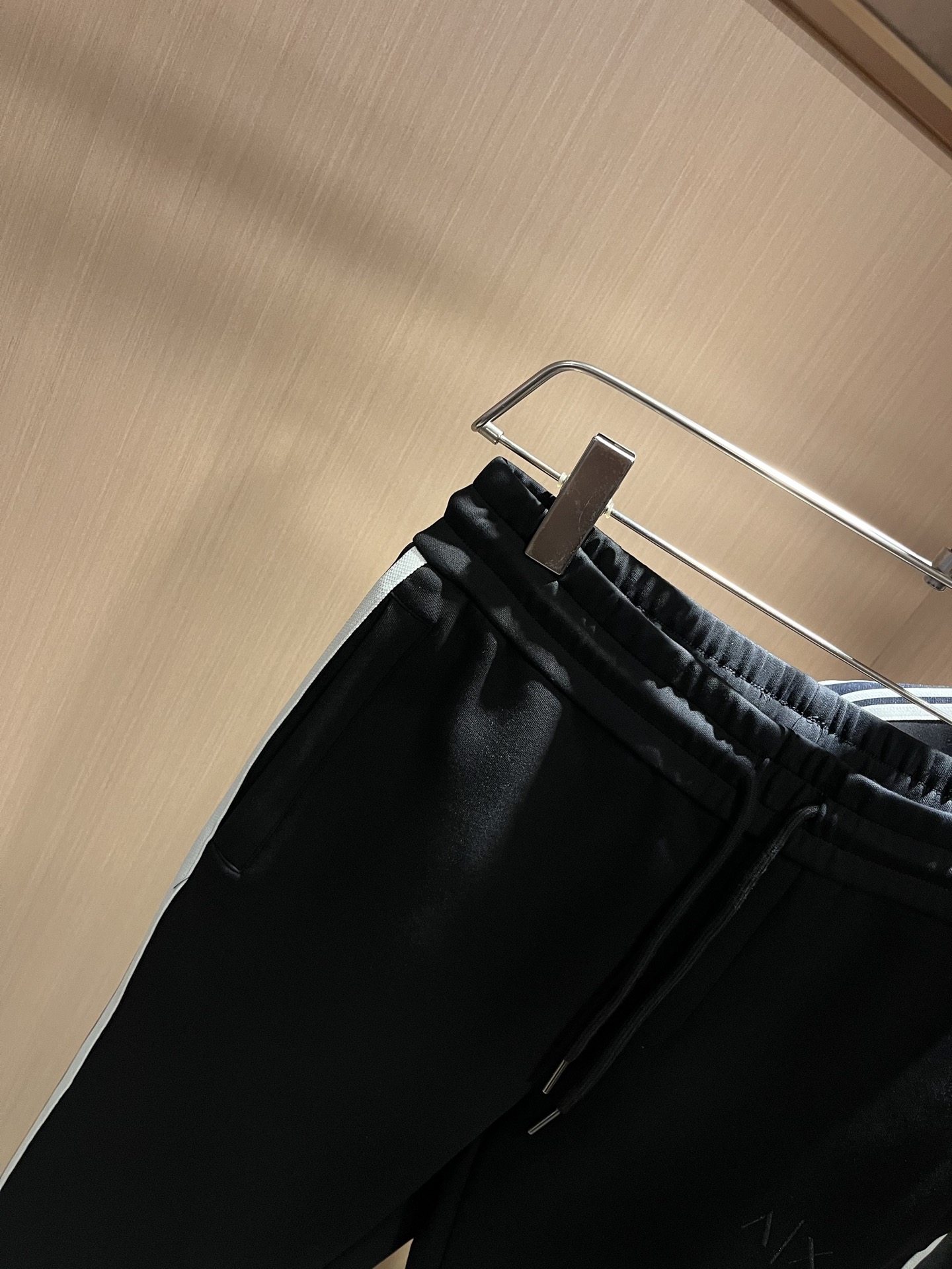  Arman阿*尼2025秋冬新款男士休闲套装原单代工厂订单，标志字母logo图案刺绣设计！简洁的设计精