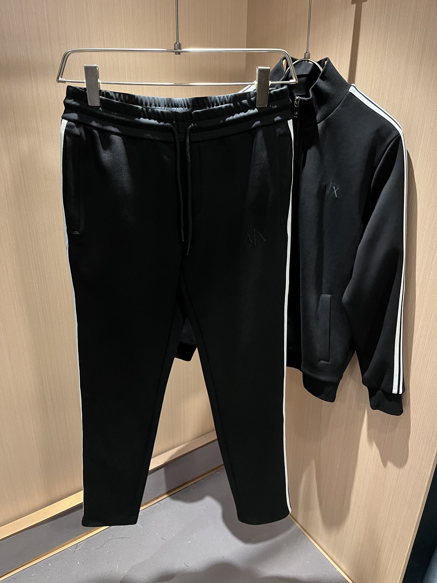  Arman阿*尼2025秋冬新款男士休闲套装原单代工厂订单，标志字母logo图案刺绣设计！简洁的设计精