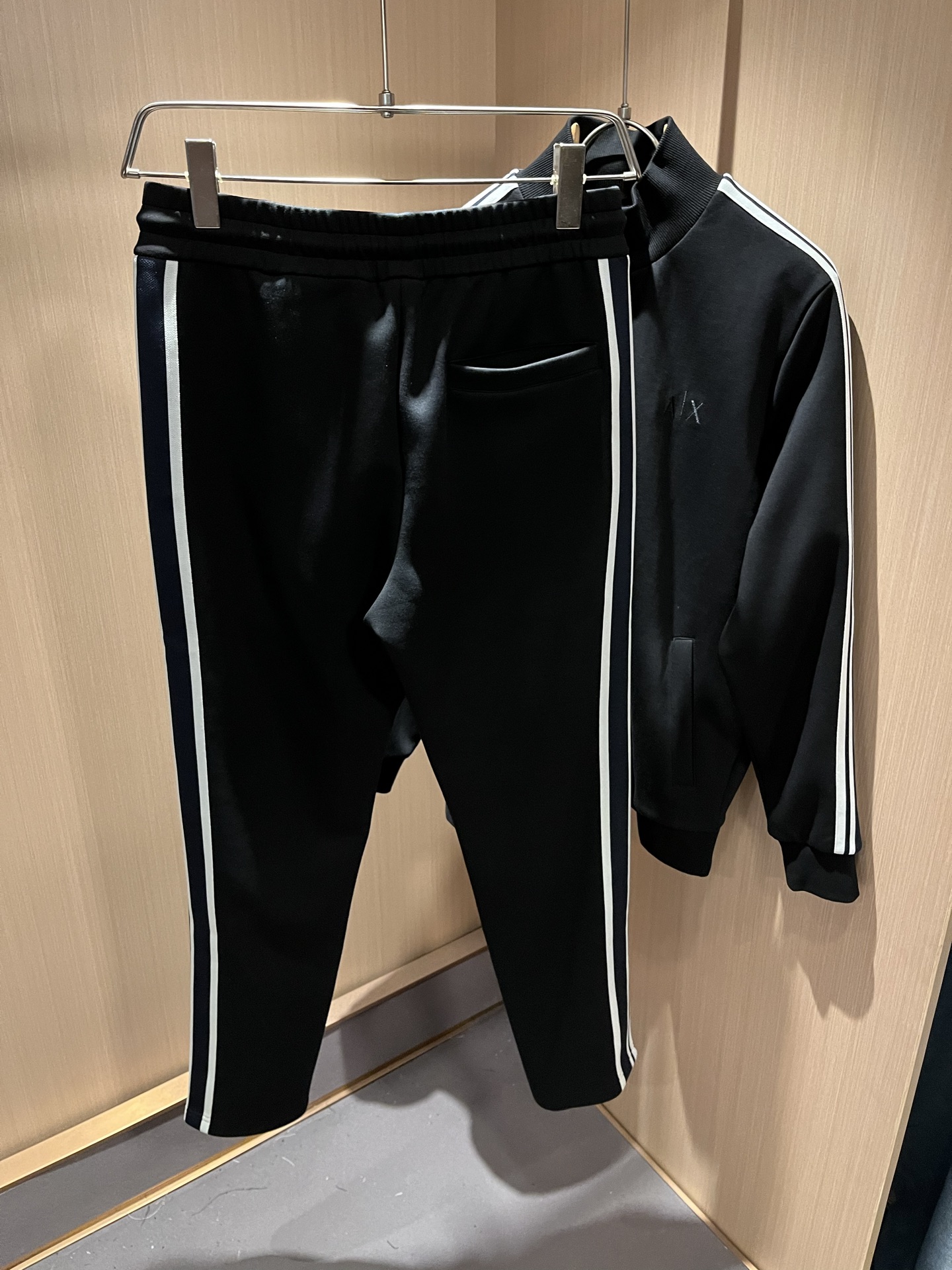  Arman阿*尼2025秋冬新款男士休闲套装原单代工厂订单，标志字母logo图案刺绣设计！简洁的设计精