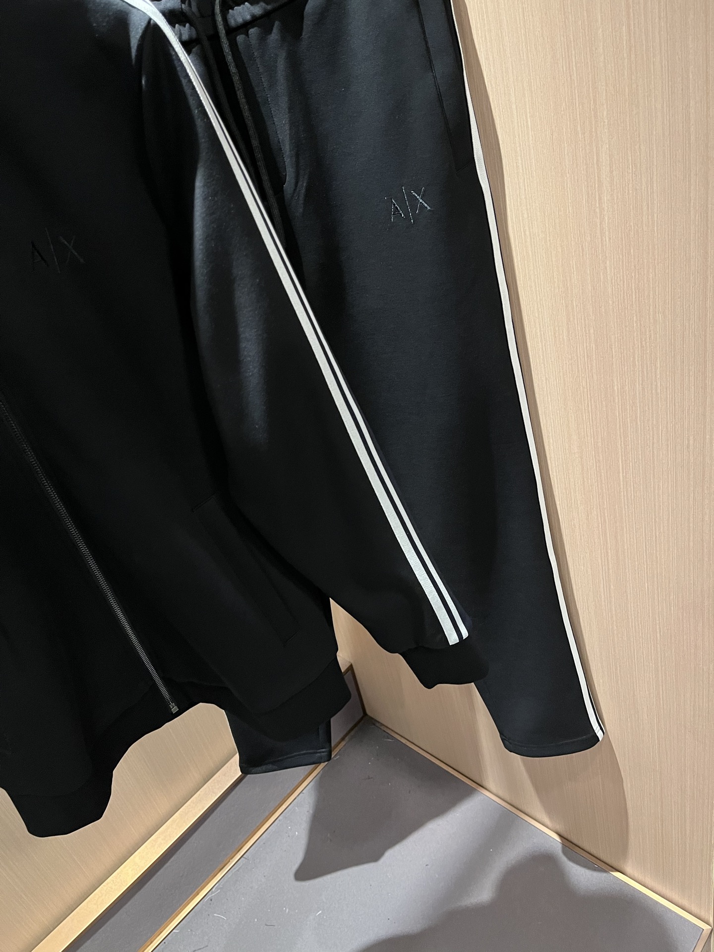  Arman阿*尼2025秋冬新款男士休闲套装原单代工厂订单，标志字母logo图案刺绣设计！简洁的设计精