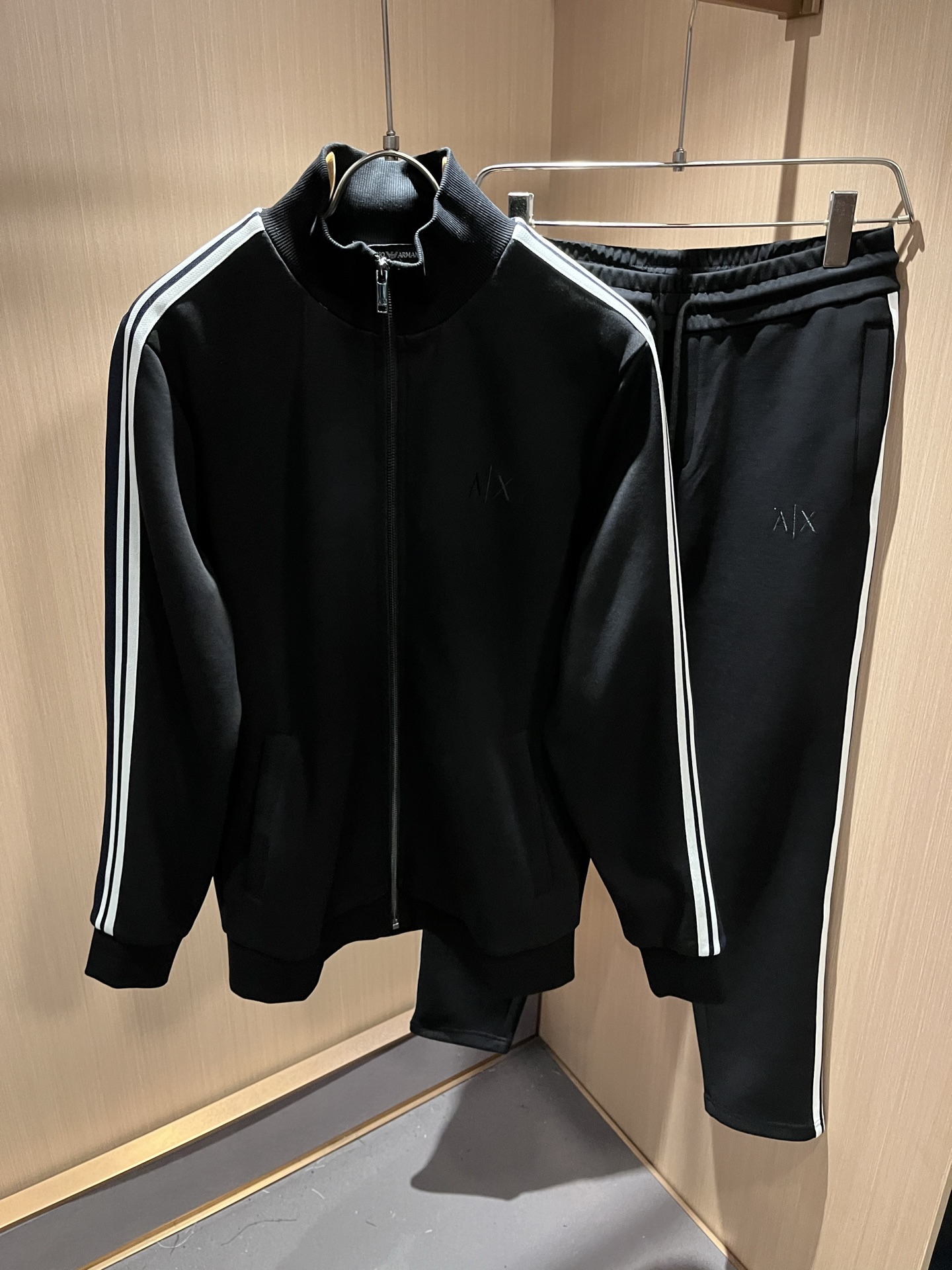  Arman阿*尼2025秋冬新款男士休闲套装原单代工厂订单，标志字母logo图案刺绣设计！简洁的设计精