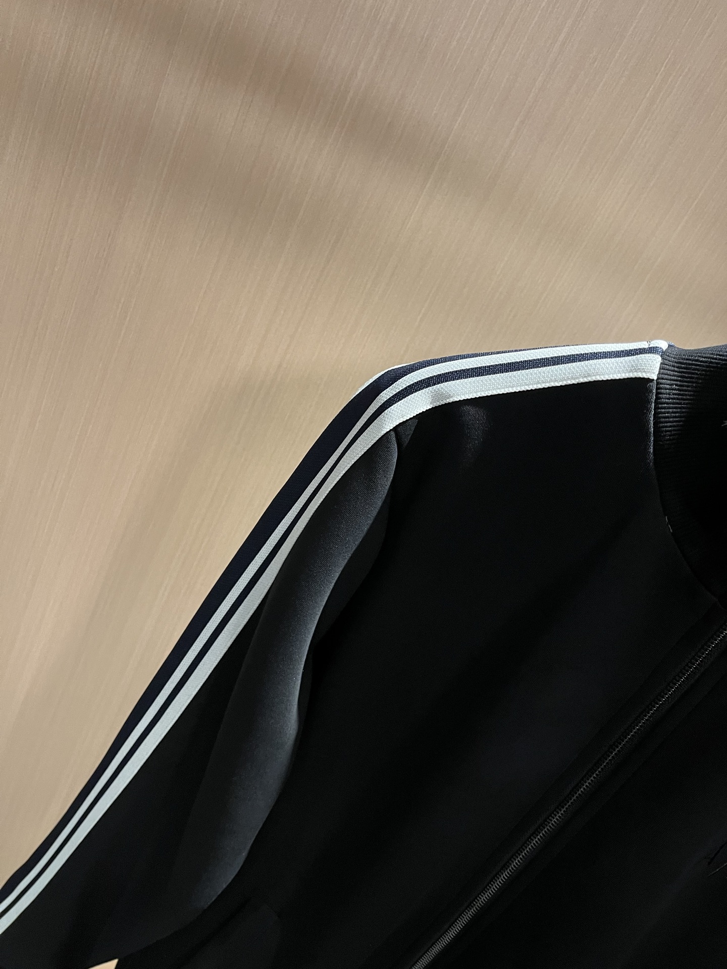  Arman阿*尼2025秋冬新款男士休闲套装原单代工厂订单，标志字母logo图案刺绣设计！简洁的设计精