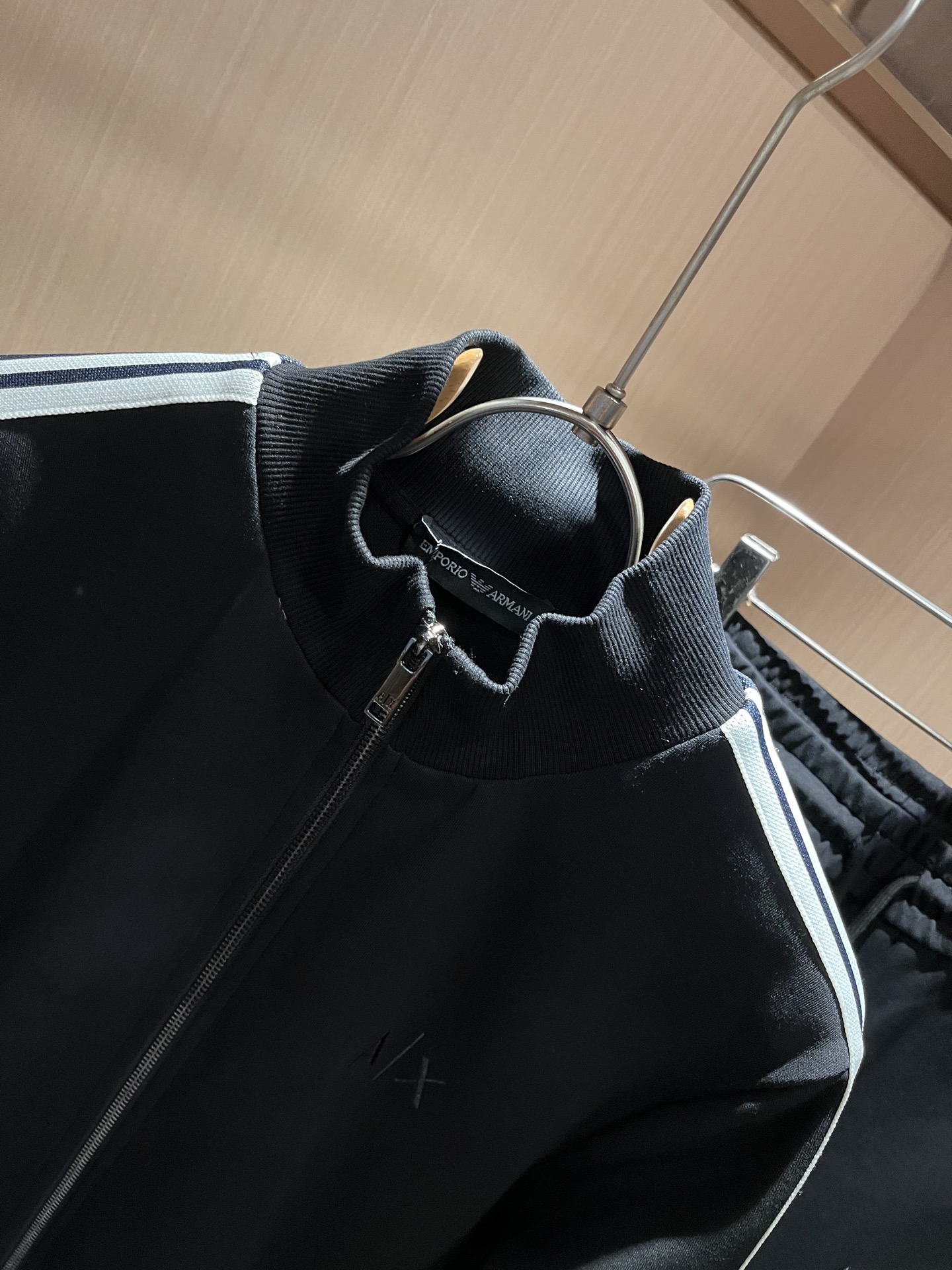  Arman阿*尼2025秋冬新款男士休闲套装原单代工厂订单，标志字母logo图案刺绣设计！简洁的设计精