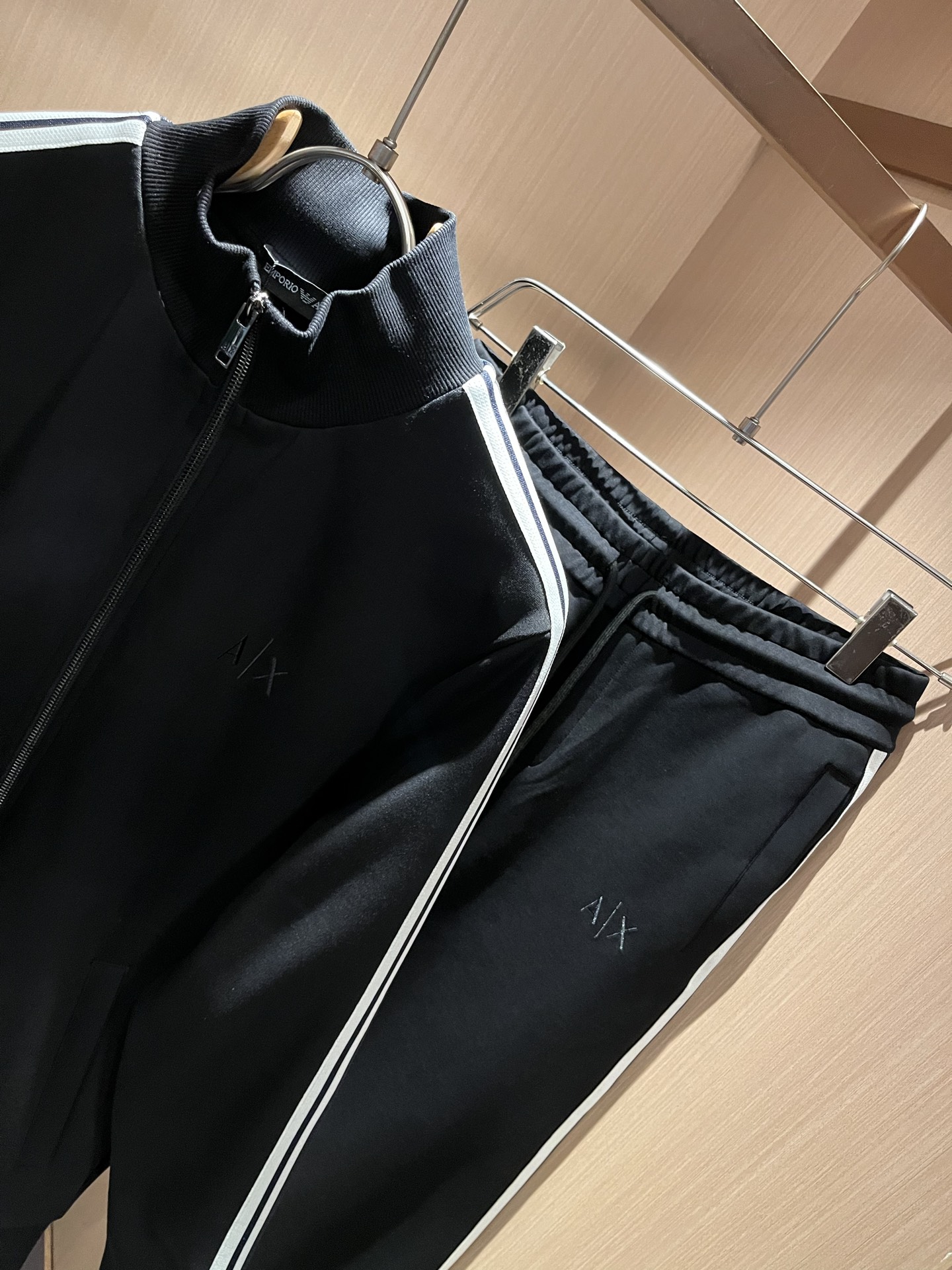  Arman阿*尼2025秋冬新款男士休闲套装原单代工厂订单，标志字母logo图案刺绣设计！简洁的设计精