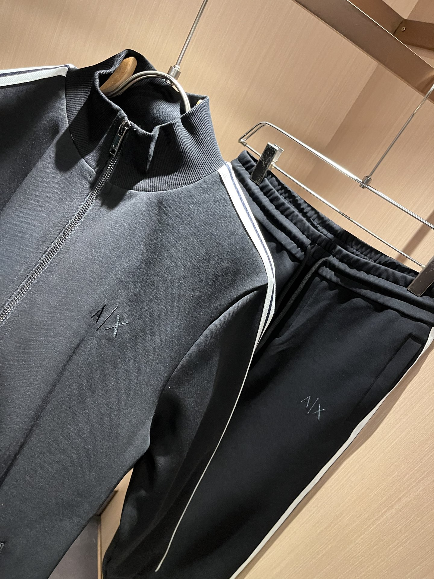  Arman阿*尼2025秋冬新款男士休闲套装原单代工厂订单，标志字母logo图案刺绣设计！简洁的设计精