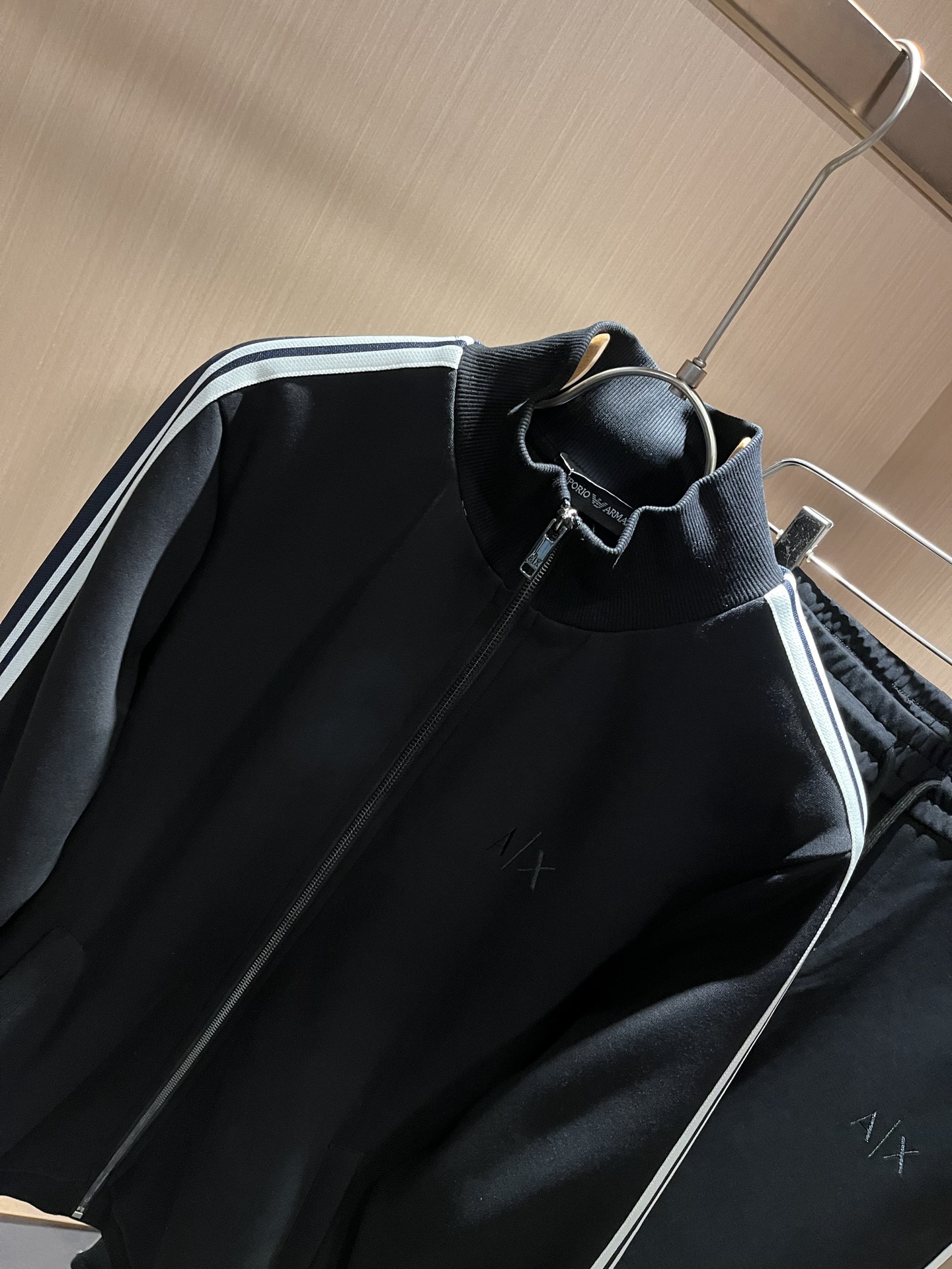  Arman阿*尼2025秋冬新款男士休闲套装原单代工厂订单，标志字母logo图案刺绣设计！简洁的设计精