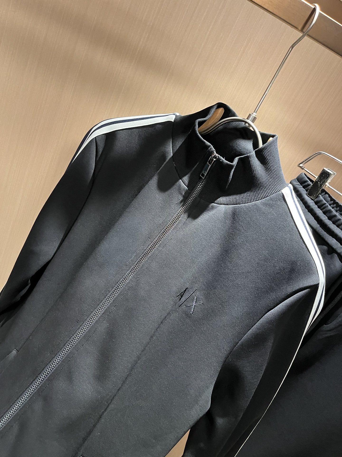  Arman阿*尼2025秋冬新款男士休闲套装原单代工厂订单，标志字母logo图案刺绣设计！简洁的设计精