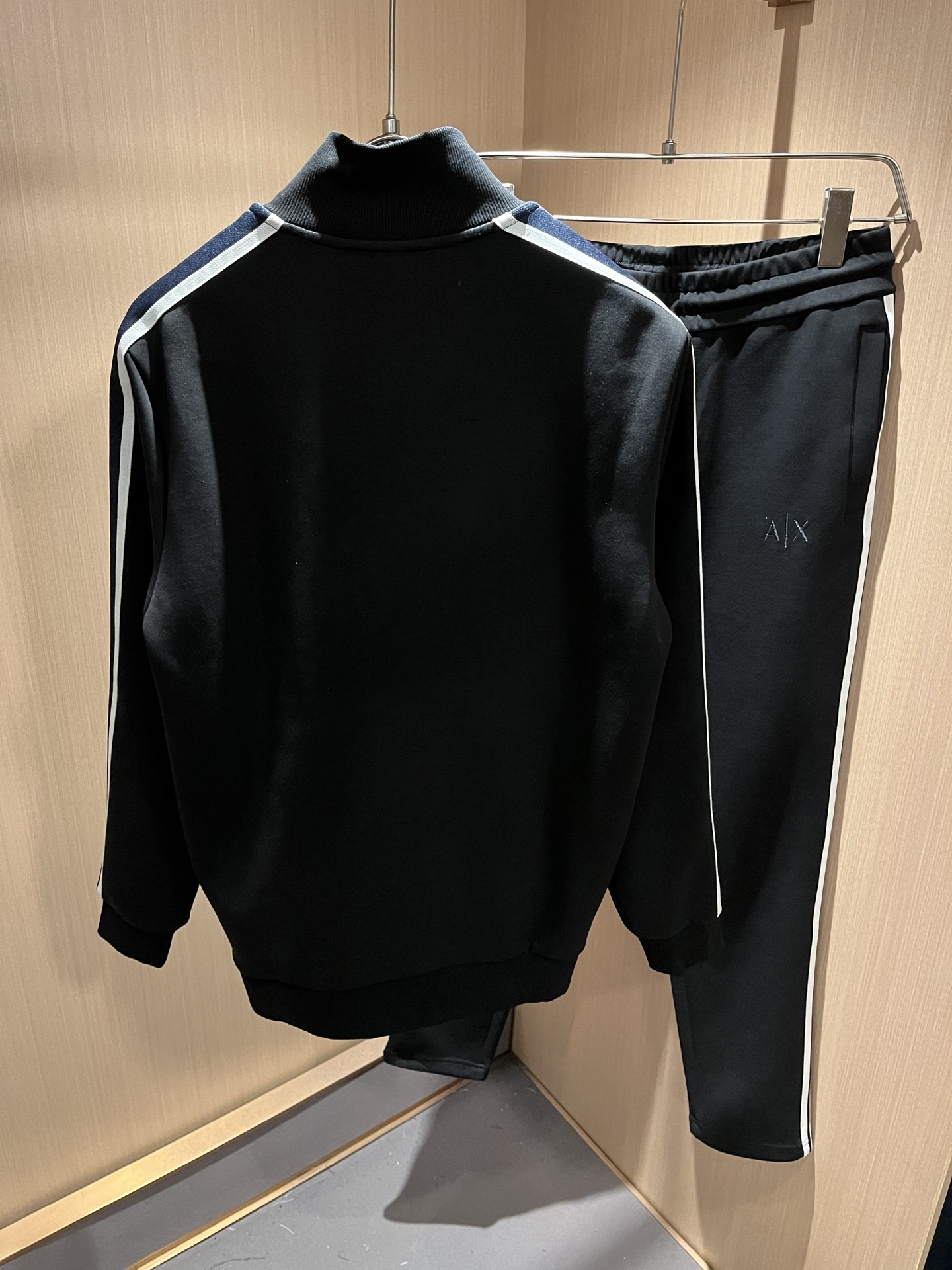  Arman阿*尼2025秋冬新款男士休闲套装原单代工厂订单，标志字母logo图案刺绣设计！简洁的设计精