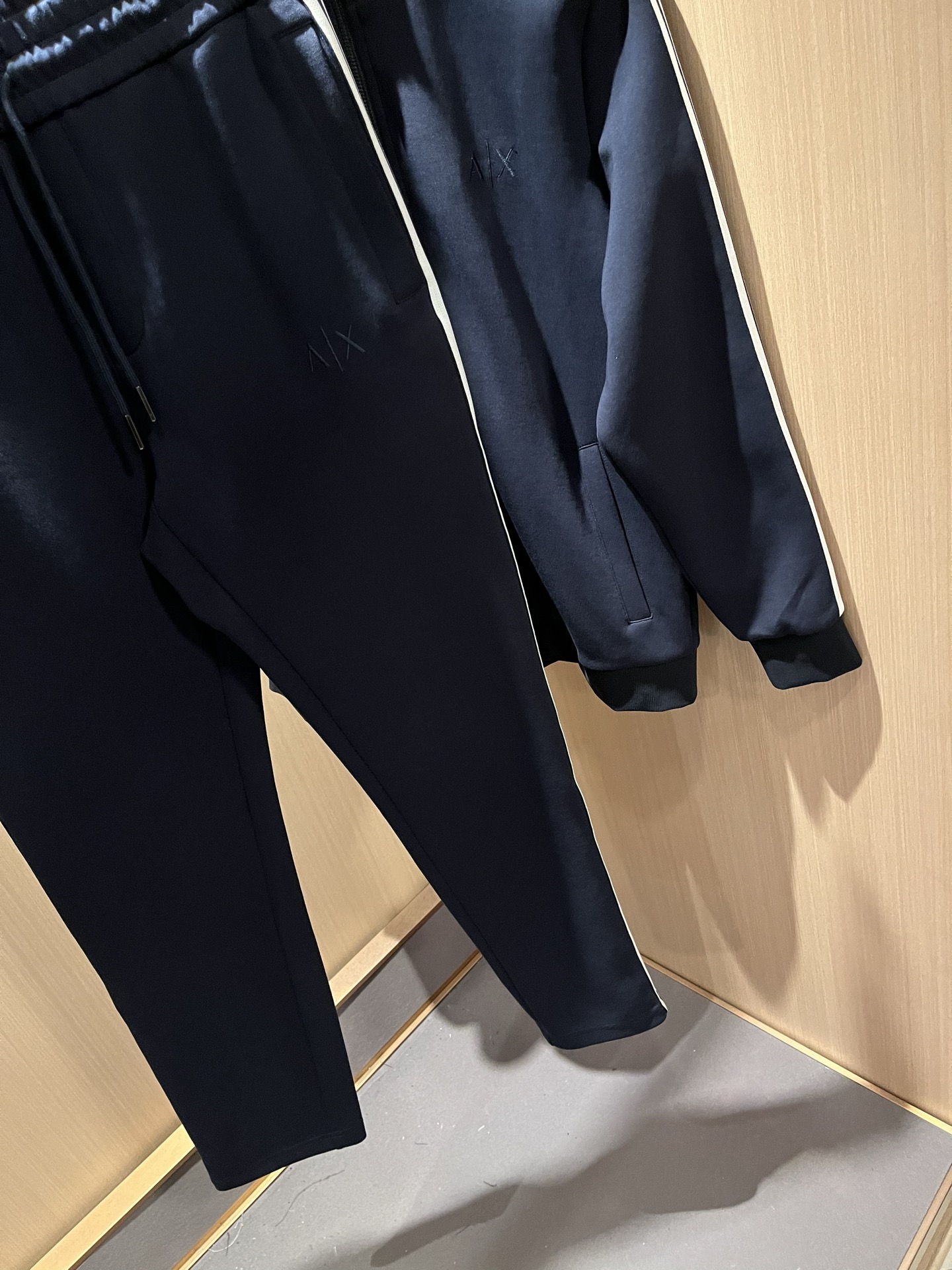  Arman阿*尼2025秋冬新款男士休闲套装原单代工厂订单，标志字母logo图案刺绣设计！简洁的设计精